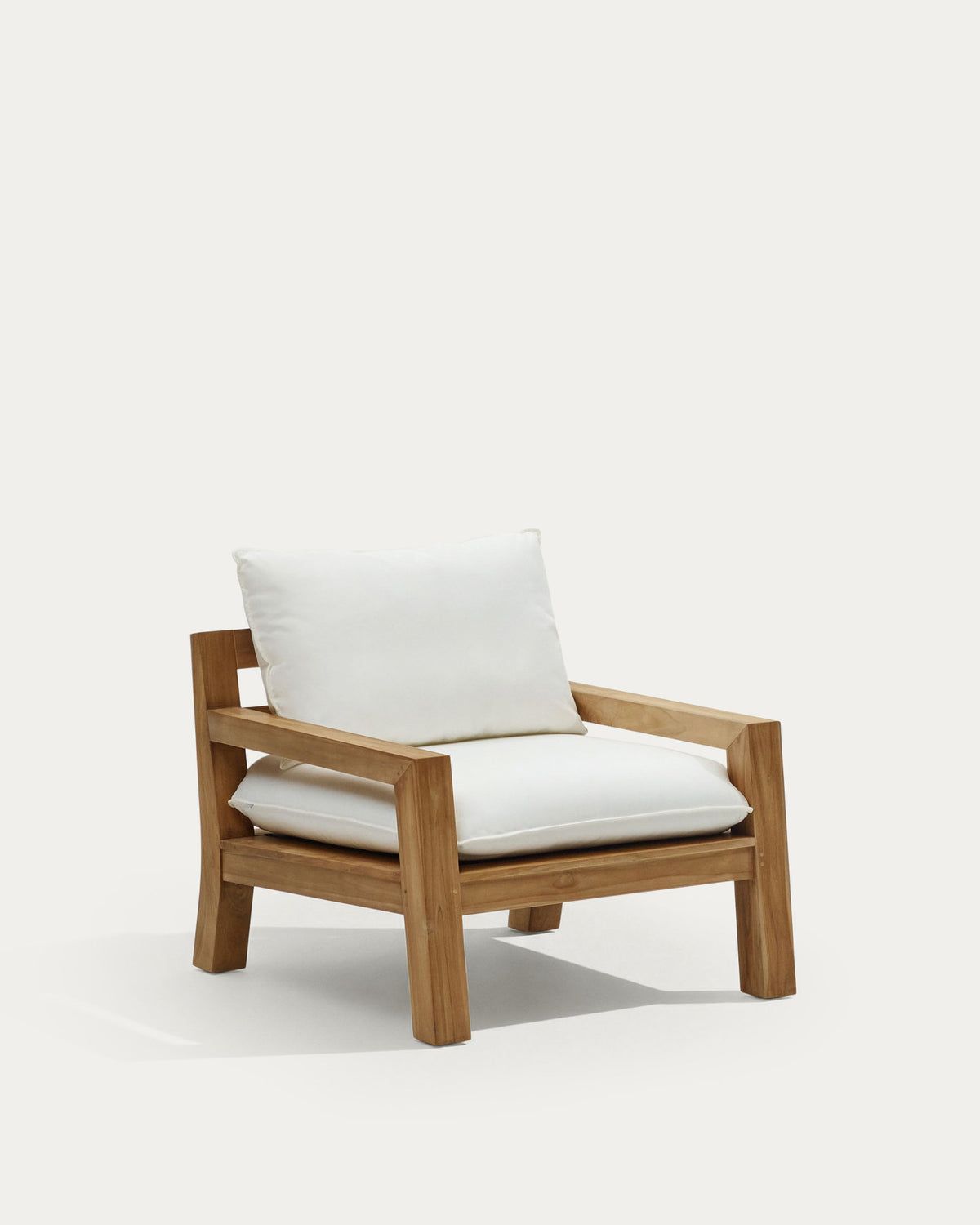 Forcanera Sessel aus massivem Teakholz in Weiss, Braun präsentiert im Onlineshop von KAQTU Design AG. Outdoor-Sessel mit Armlehnen ist von Kave Home