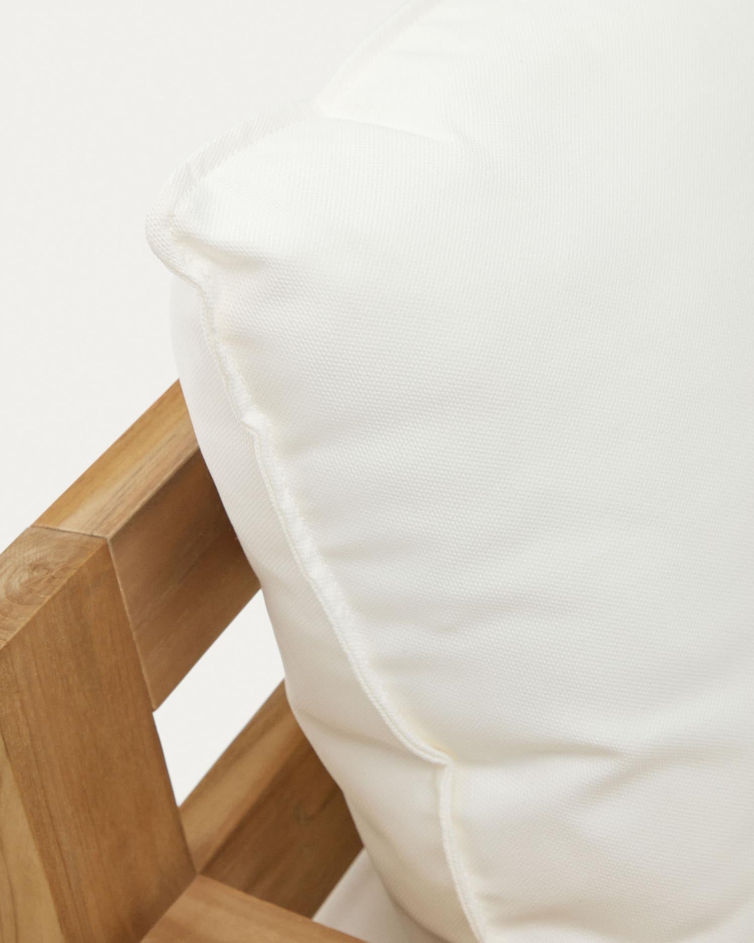 Eleganter Forcanera Sessel aus massivem Teakholz von Kave Home, ideal für stilvolle und langlebige Einrichtung.