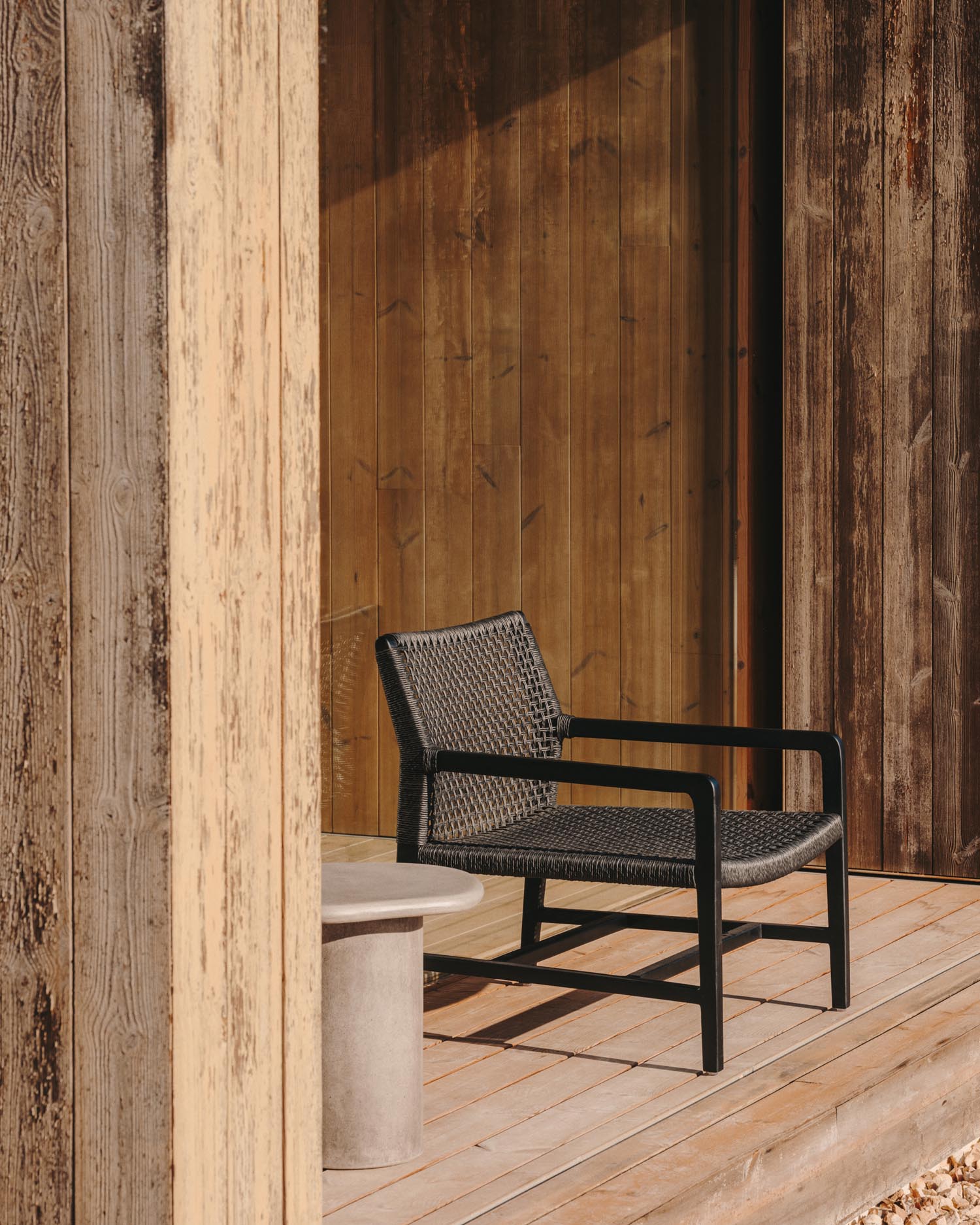 Fauteuil Sabolla en teck massif avec finition noire