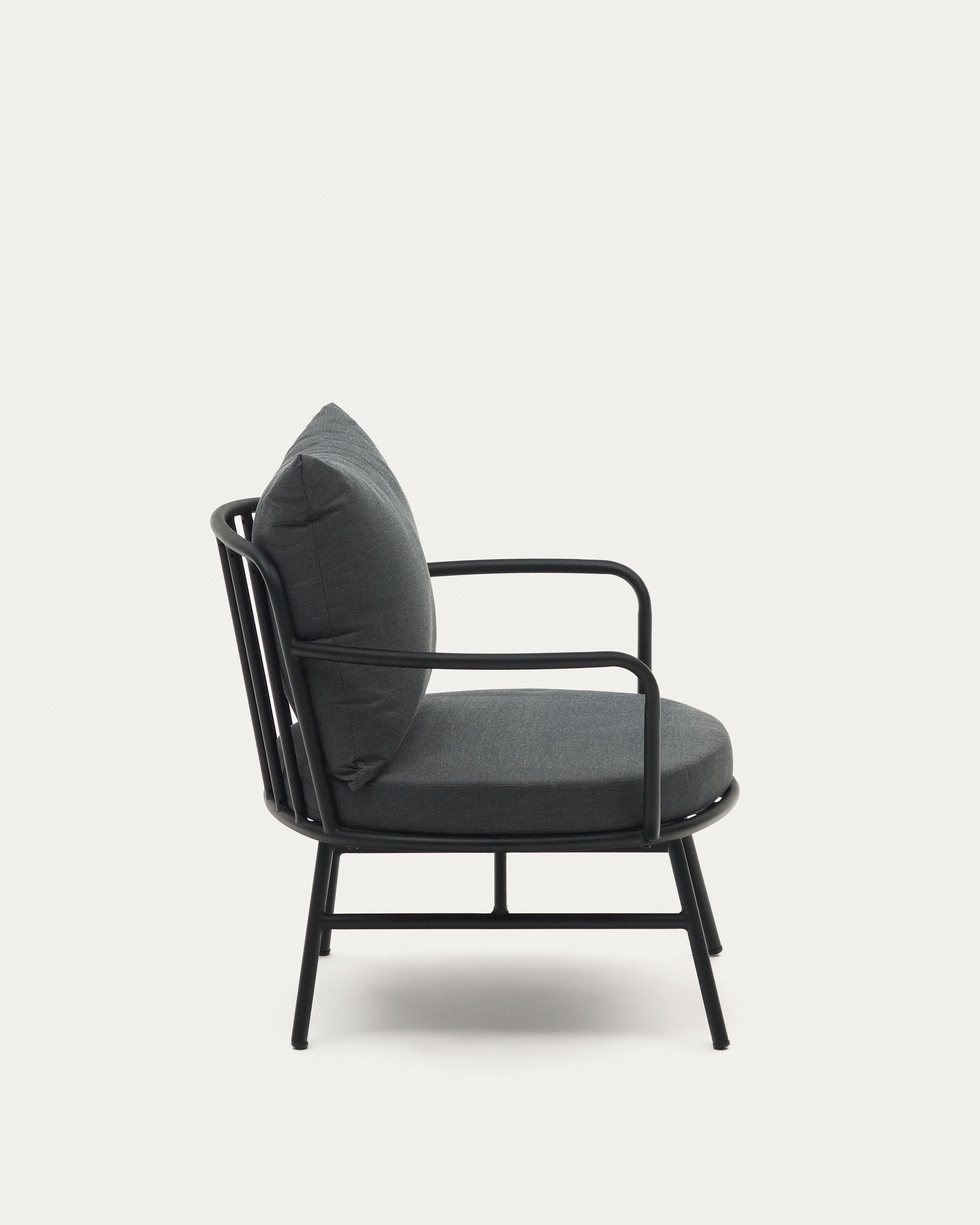 Eleganter Bramant Sessel aus langlebigem Stahl mit schwarzem Finish, perfekt für entspannte Stunden im Freien und stilvolle Terrassen.