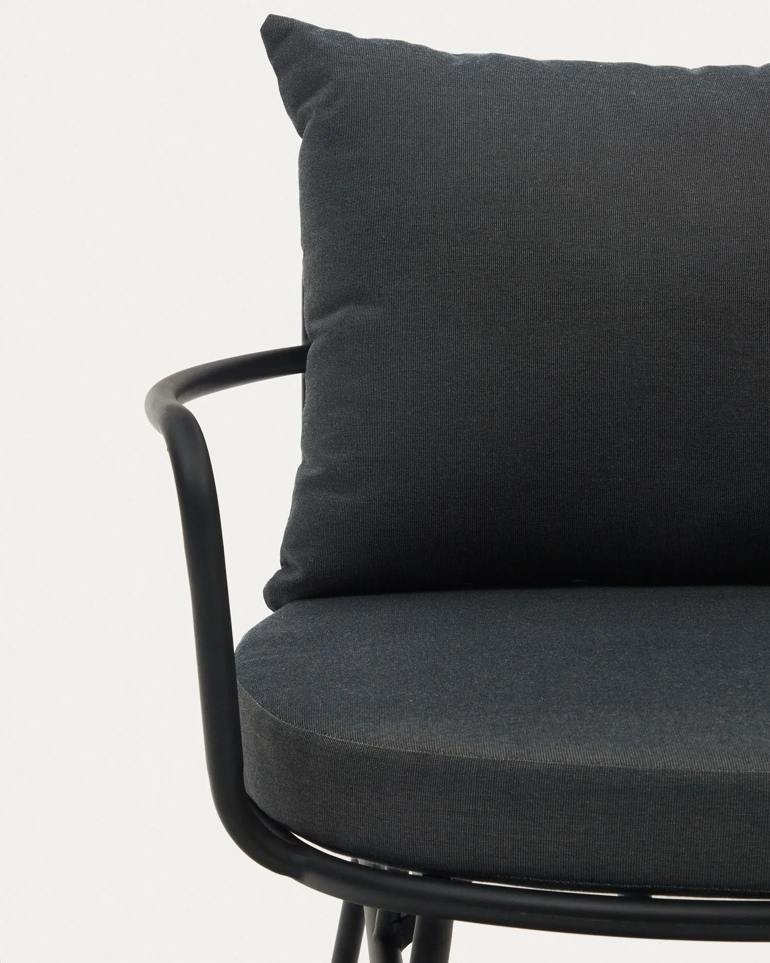 Eleganter Outdoor-Sessel aus Stahl mit schwarzem Finish und Holzelementen, ideal für stilvolle Terrassen.