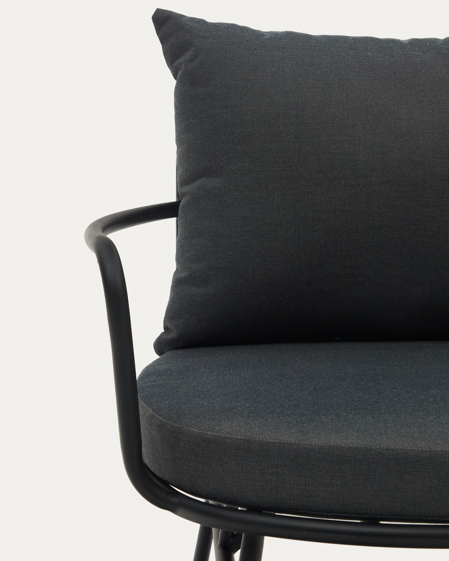Eleganter Bramant Sessel aus langlebigem Stahl mit edlem schwarzem Finish, perfekt für entspannte Stunden im Freien und stilvolle Terrassen.
