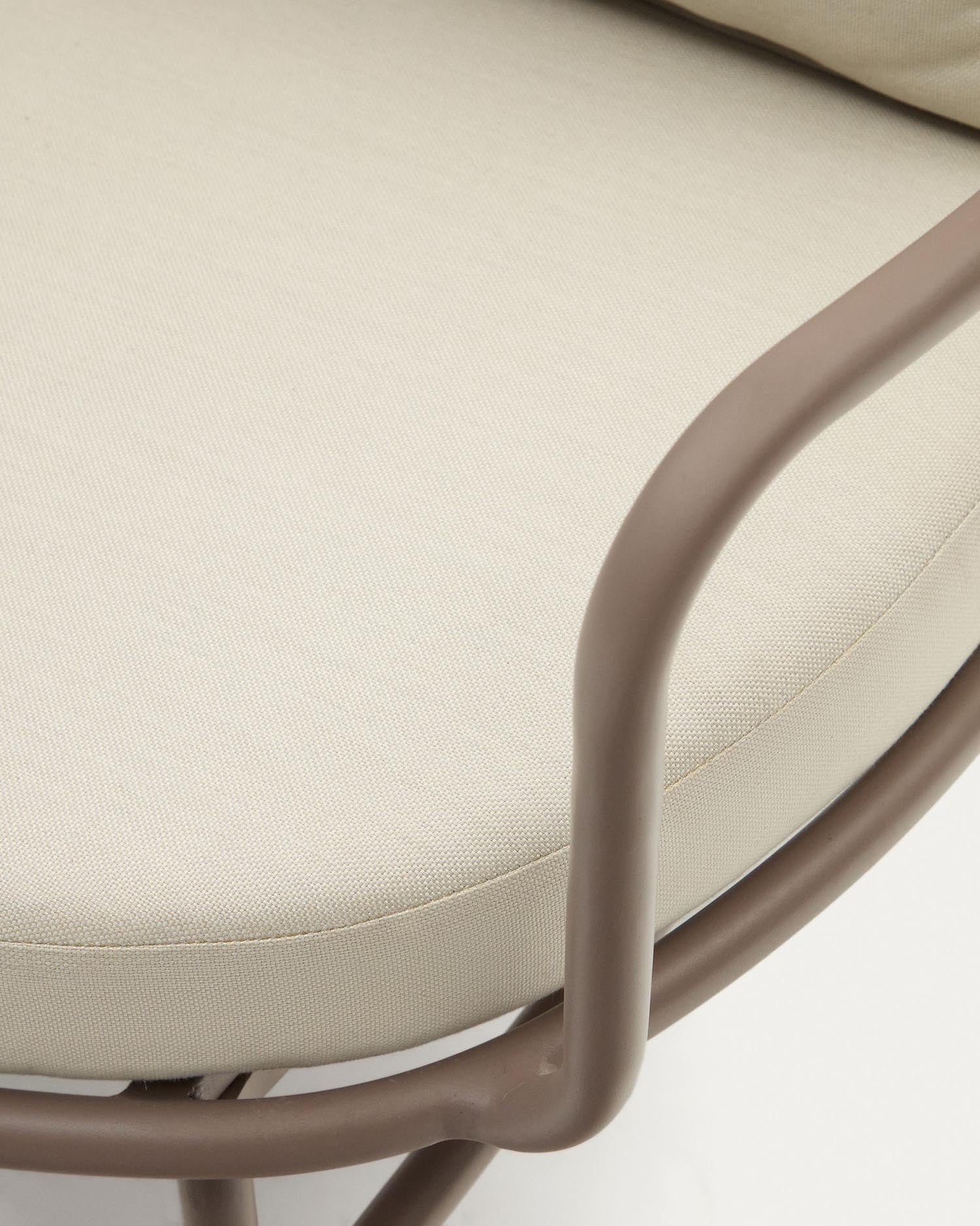 Der Bramant Sessel von Kave Home vereint modernes Design und Funktionalität in einem eleganten Helllila. Ideal für stilvolle Außenbereiche.