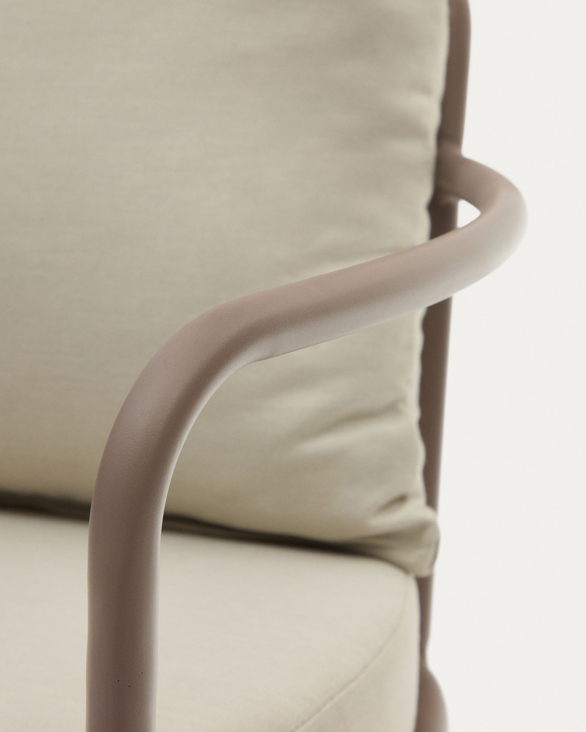 Der Bramant Sessel von Kave Home kombiniert robusten Stahl mit einem ansprechenden helllila Finish. Perfekt für stilvolle Terrassen und Gärten.