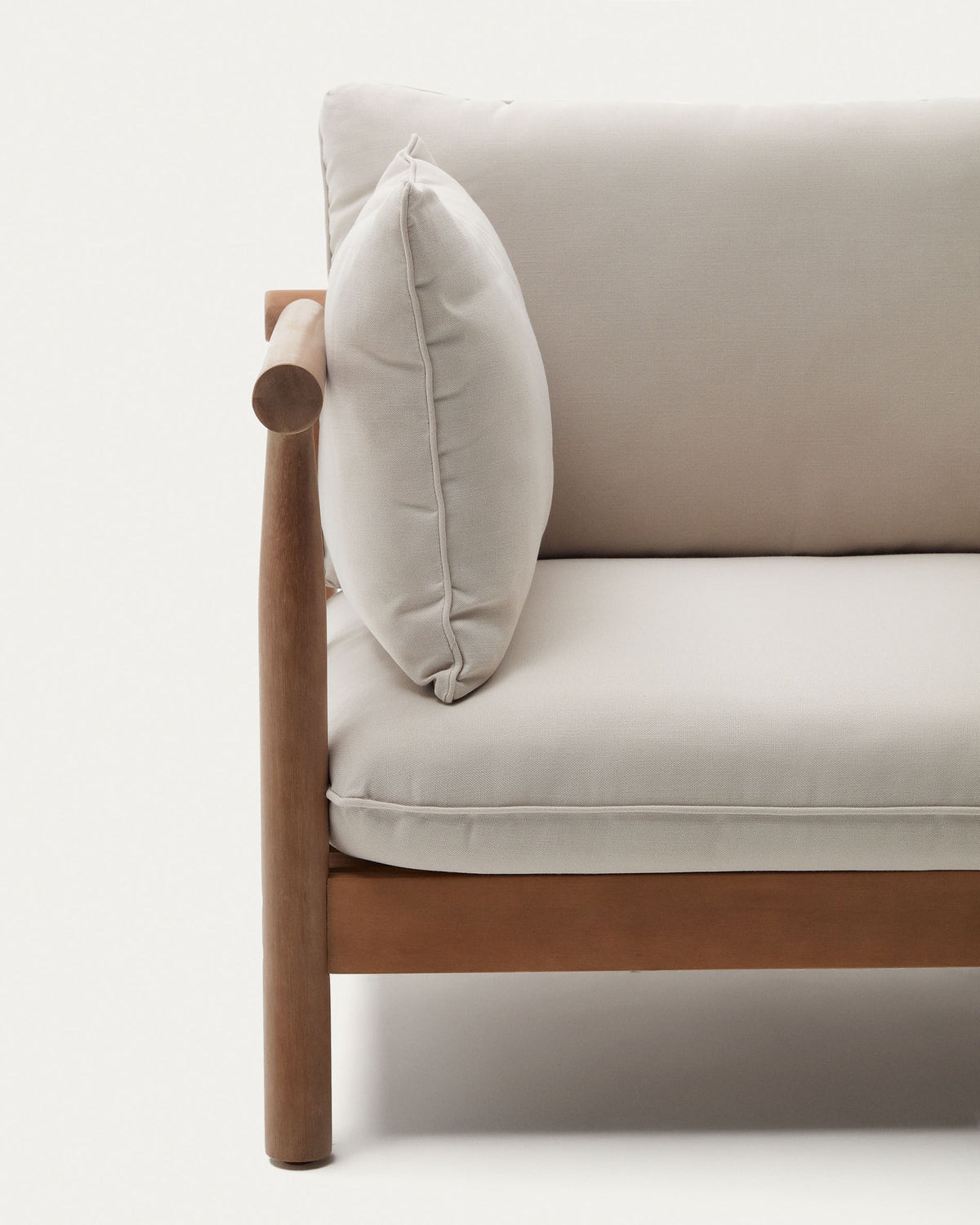 Sacova Sessel aus massivem Eukalyptusholz FSC 100% in Natur präsentiert im Onlineshop von KAQTU Design AG. Outdoor-Sessel mit Armlehnen ist von Kave Home