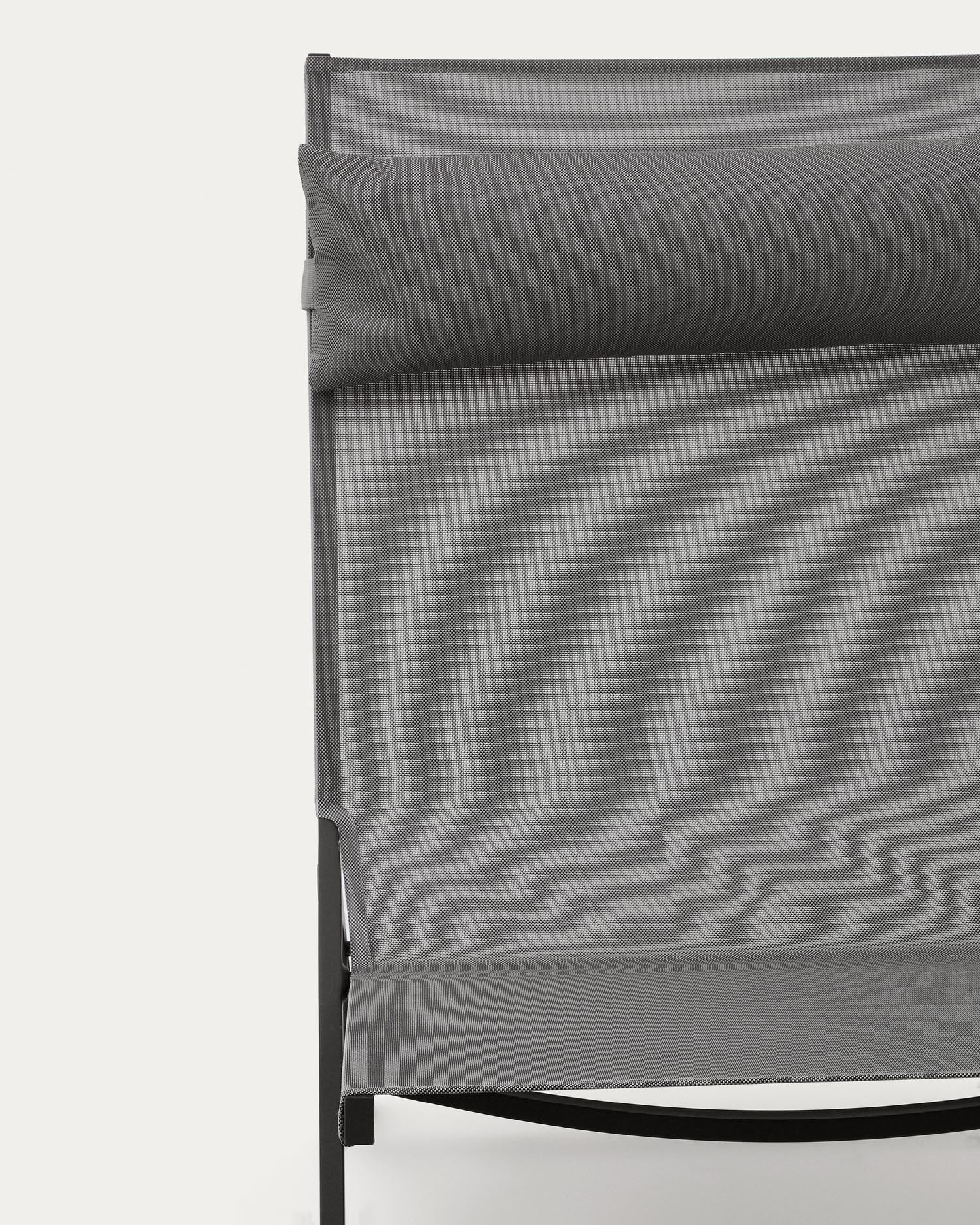 Moderner Canutells Klappstuhl aus leichtem Aluminium mit elegantem dunkelgrauen Finish von Kave Home, ideal für komfortable Outdoor-Erlebnisse.