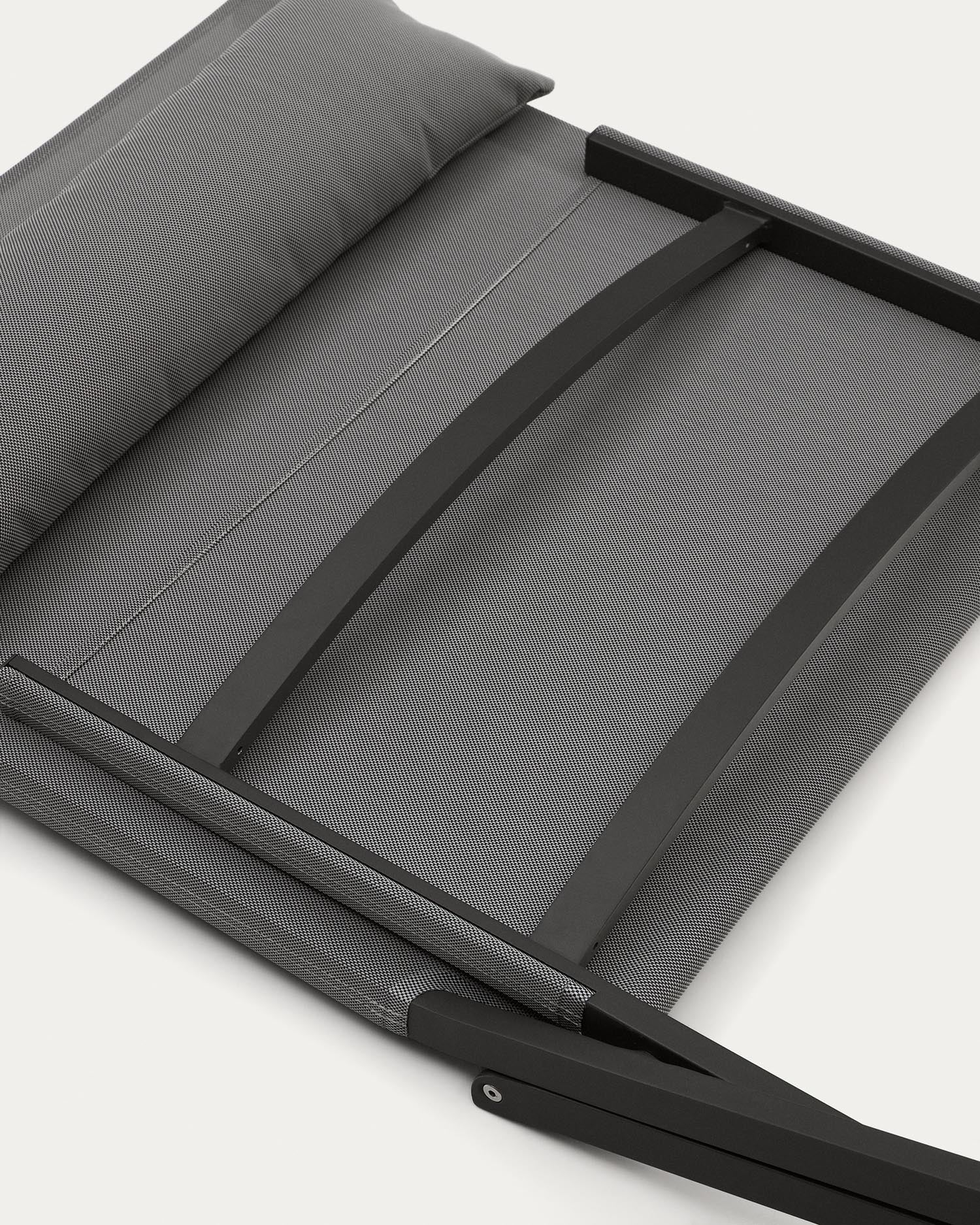 Eleganter Canutells Klappstuhl aus leichtem Aluminium mit edlem dunkelgrauen Finish von Kave Home, ideal für stilvolle Outdoor-Momente.