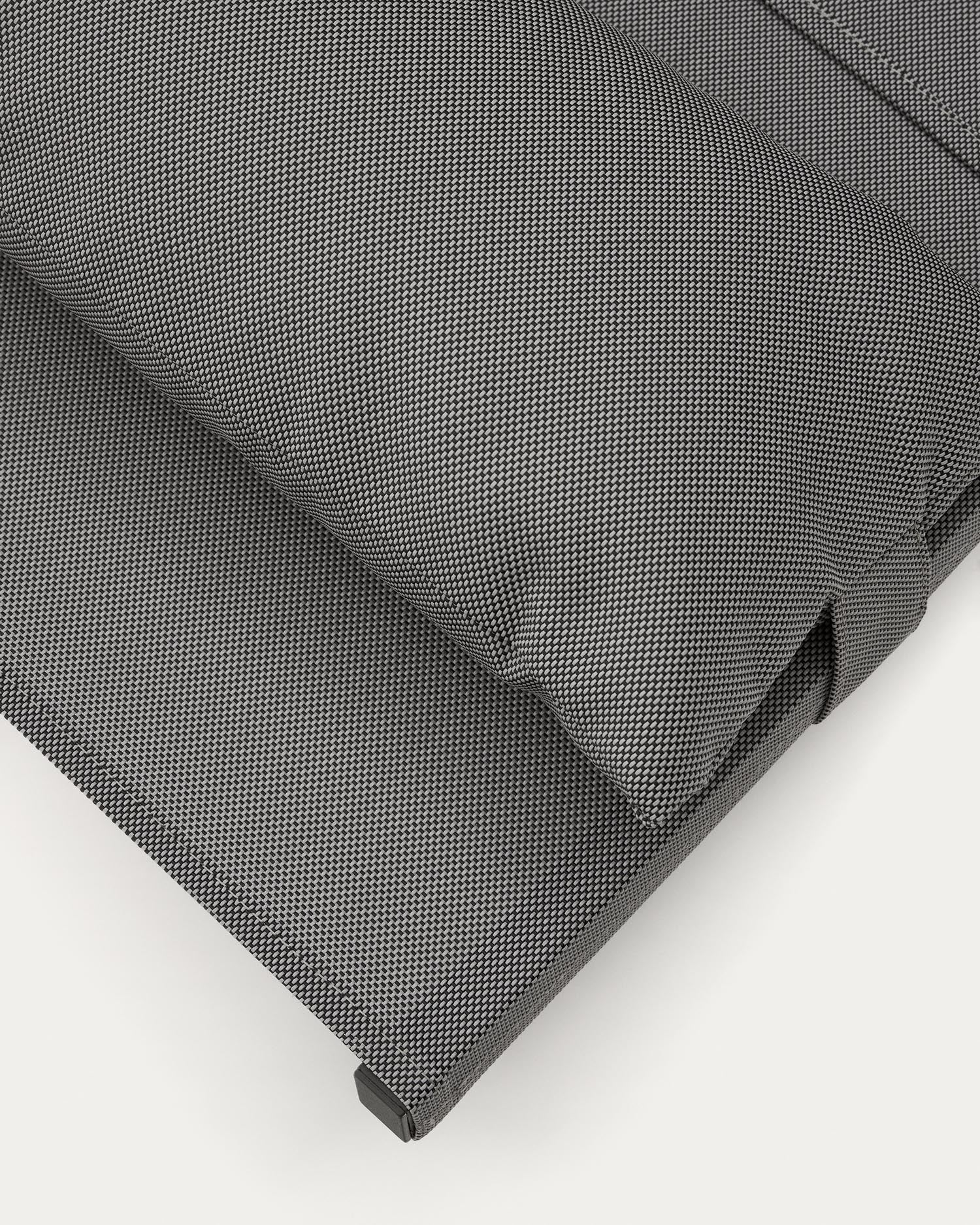 Moderner Canutells Klappstuhl aus robustem Aluminium mit zeitlosem dunkelgrauen Finish von Kave Home, perfekt für jeden Außenbereich.