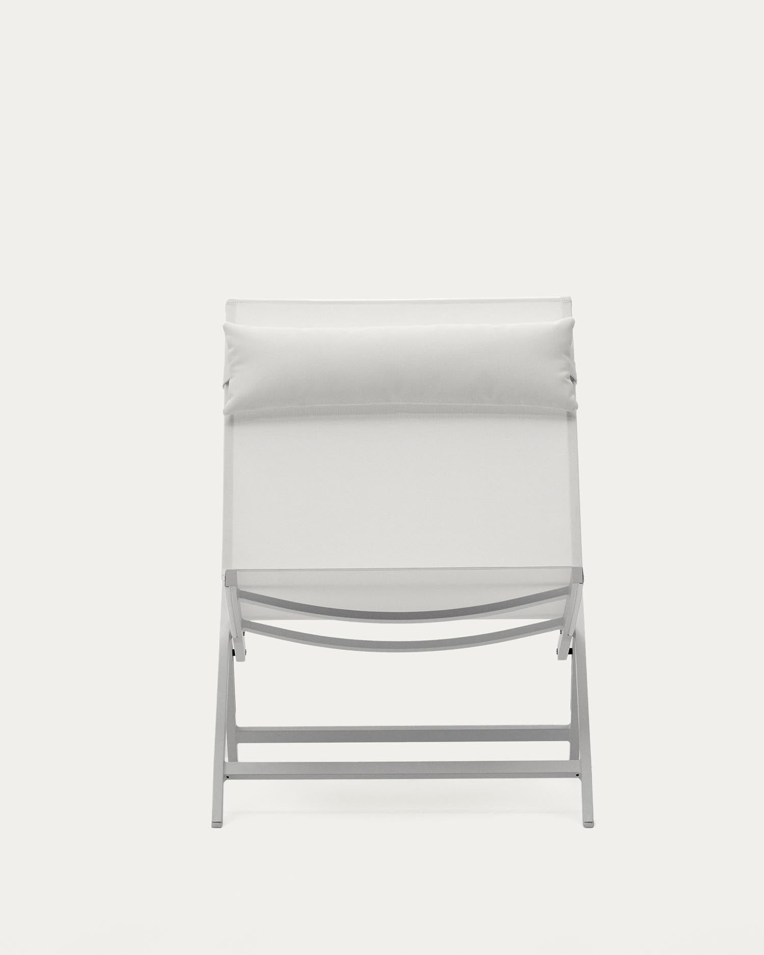 Moderner Canutells Klappstuhl aus Aluminium, weiss lackiert, von Kave Home. Leicht, praktisch und ideal für vielseitige Nutzung.