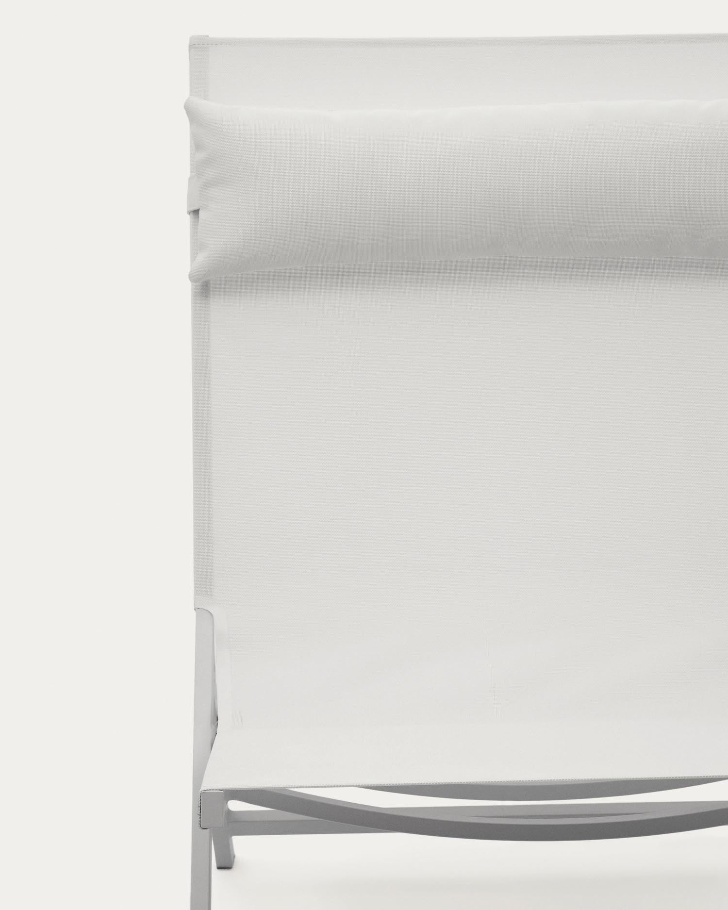 Eleganter Canutells Klappstuhl von Kave Home aus robustem Aluminium mit zeitlosem weißen Finish. Ideal für stilvolle und praktische Gartenlösungen.