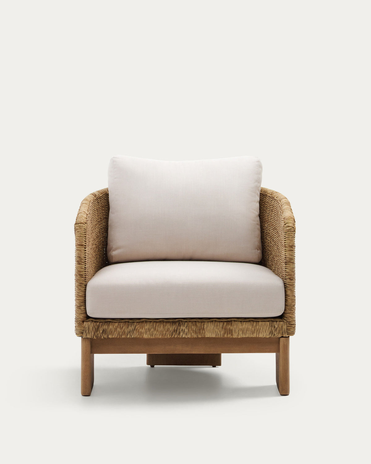 Xoriguer Sessel aus synthetischem Rattan und massivem Eukalyptusholz FSC 100% in Natur, Beige präsentiert im Onlineshop von KAQTU Design AG. Outdoor-Sessel mit Armlehnen ist von Kave Home