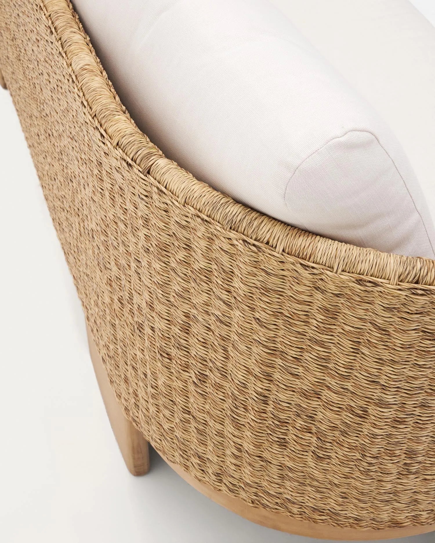 Elegantes 3-Sitzer-Sofa aus synthetischem Rattan und FSC-zertifiziertem Eukalyptusholz für stilvolle Entspannung.
