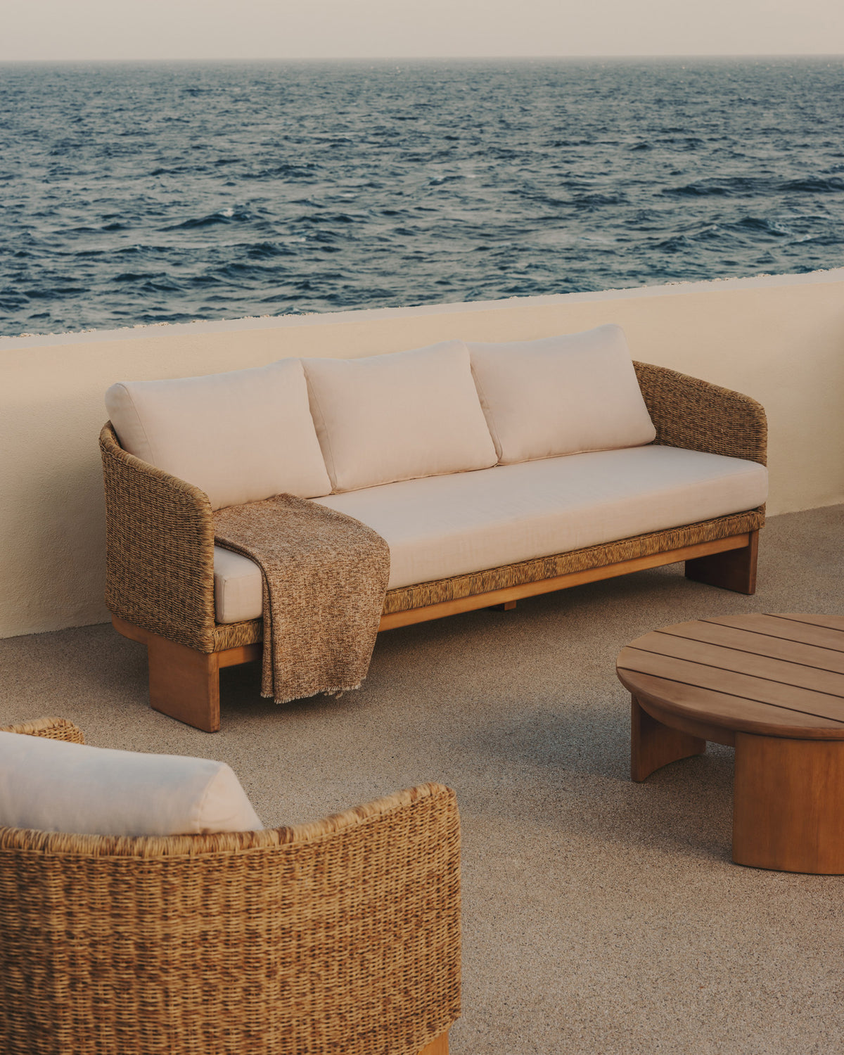 Xoriguer 3-Sitzer-Sofa aus synthetischem Rattan und massivem Eukalyptusholz FSC 100% 223 cm in Natur, Beige präsentiert im Onlineshop von KAQTU Design AG. Lounge Sofa ist von Kave Home