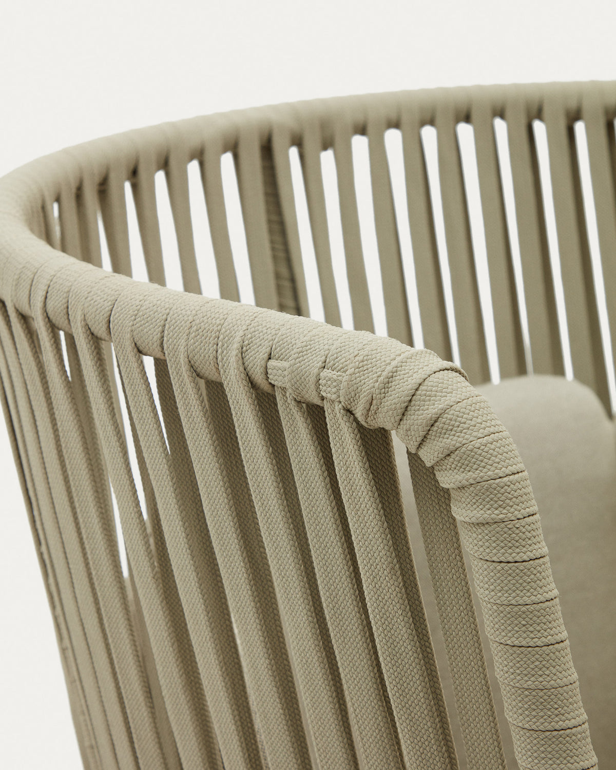 Sessel Saconca mit hoher Rückenlehne für den Aussenbereich mit Flechtwerk und verzinktem Stahl, grün in Beige, Grün präsentiert im Onlineshop von KAQTU Design AG. Outdoor-Sessel mit Armlehnen ist von Kave Home