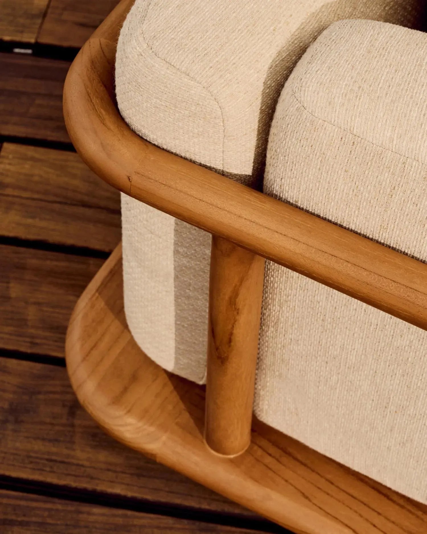 Eleganter Turqueta Sessel aus FSC-zertifiziertem Teakholz, ideal für stilvolle und nachhaltige Wohnräume.