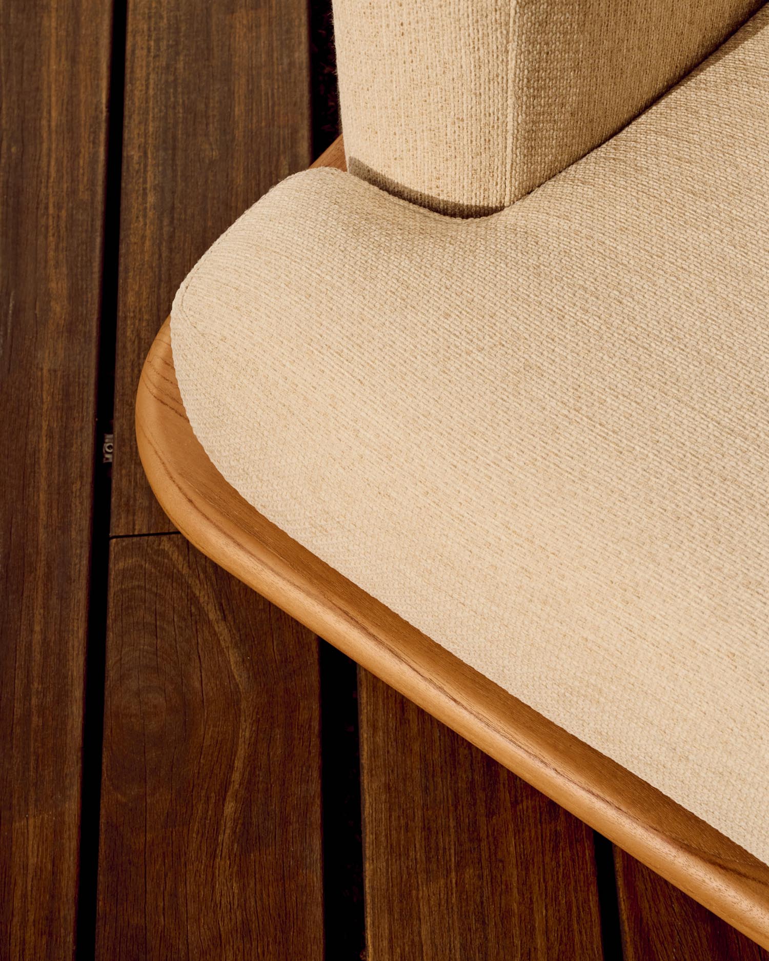 Eleganter Turqueta Sessel aus FSC-zertifiziertem Teakholz, nachhaltig gefertigt, perfekt für stilvolle und umweltfreundliche Räume.