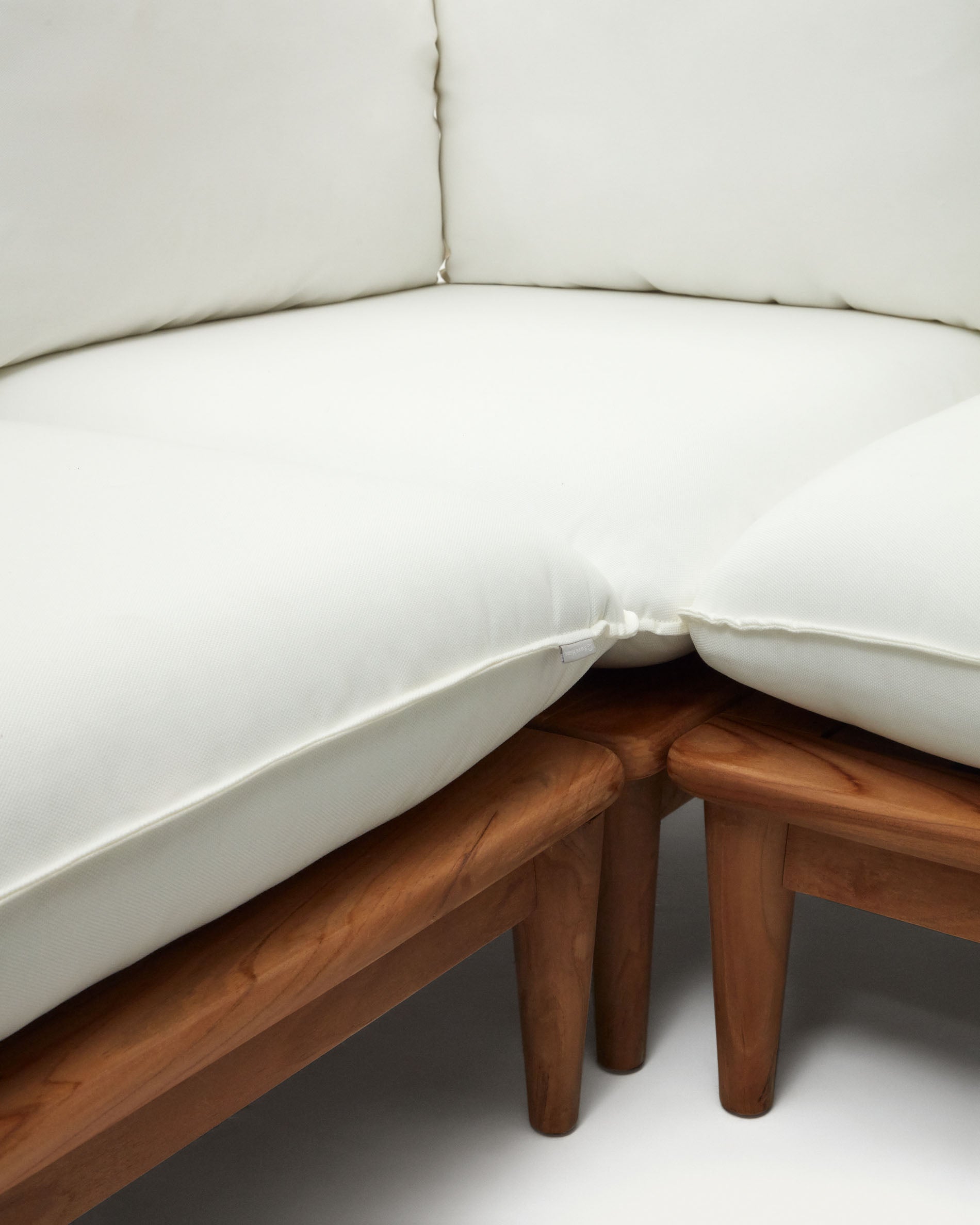 Elegantes Set aus massivem Teakholz: Ecksessel, 2 Sessel und Couchtisch. Perfekt für stilvolle Außenbereiche von Kave Home.