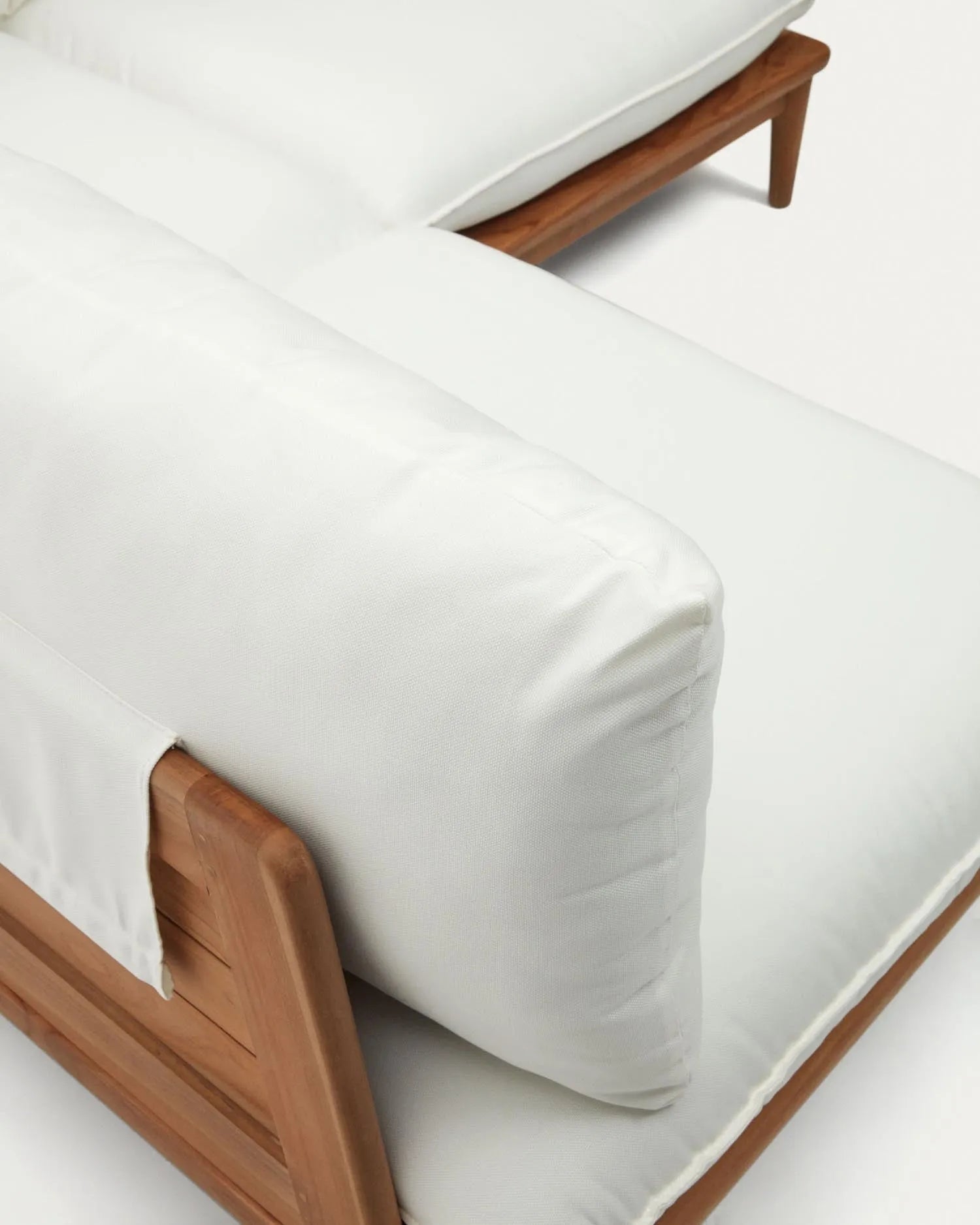 Elegantes Teakholz-Set: Ecksessel, 2 Sessel und Couchtisch. Perfekt für stilvolle Außenbereiche von Kave Home.