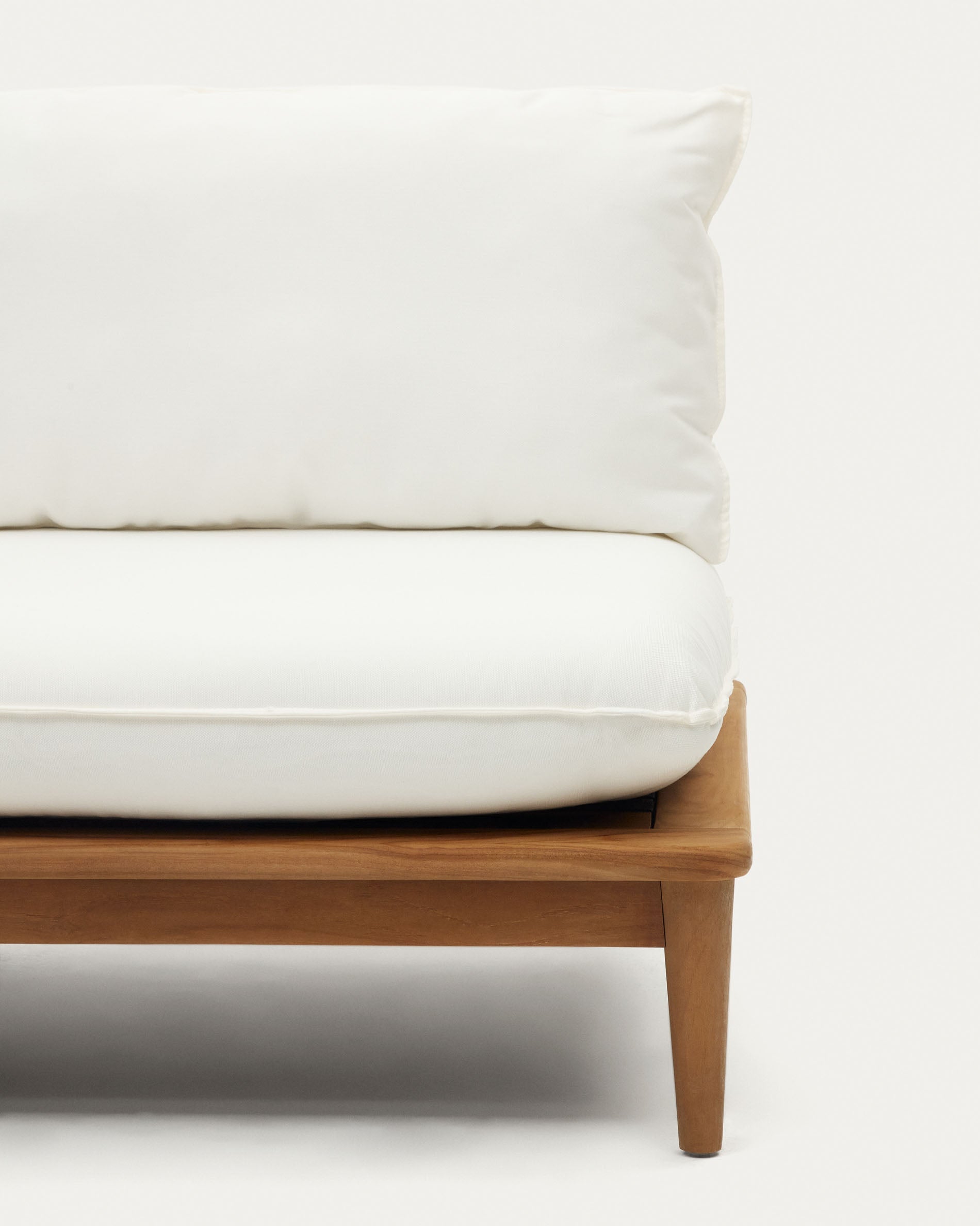 Modulares Teakholz-Set von Kave Home: Ecksessel, 2 Sessel und Couchtisch. Ideal für elegante Außenbereiche.