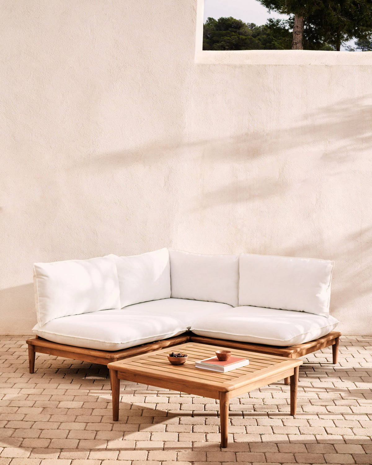 Portitxol modulares Set Ecksessel, 2 Sessel und Couchtisch aus massivem Teakholz in Weiss, Braun präsentiert im Onlineshop von KAQTU Design AG. Loungeset ist von Kave Home