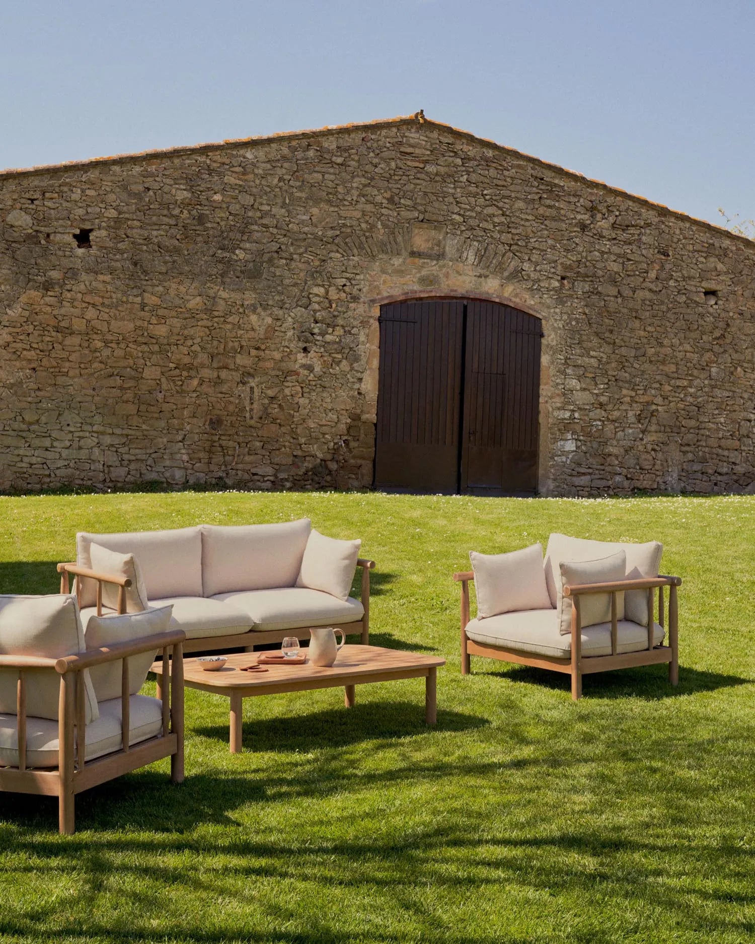 Elegantes Outdoor-Set aus FSC-zertifiziertem Eukalyptusholz: 2 Sessel, 2-Sitzer-Sofa, Couchtisch – stilvoll und nachhaltig.