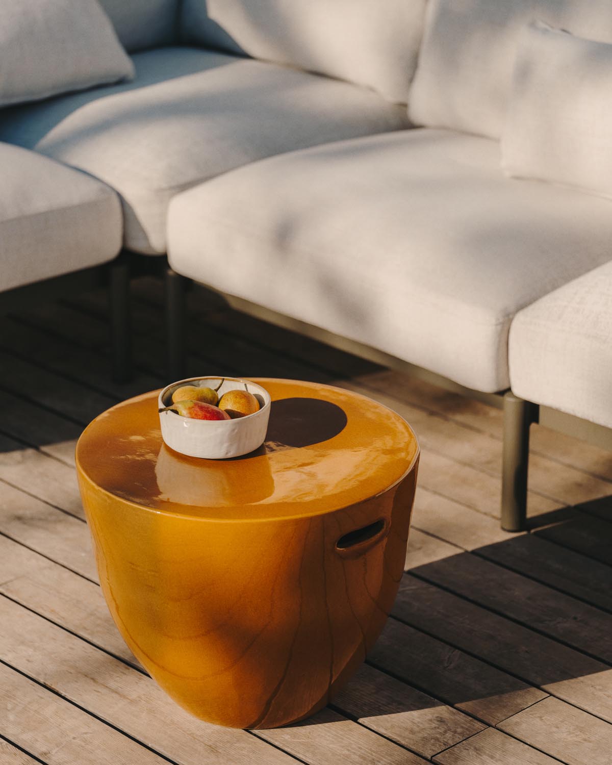 Mesquida Keramik-Tisch, senffarben, Ø 45 cm, ideal für Outdoor.