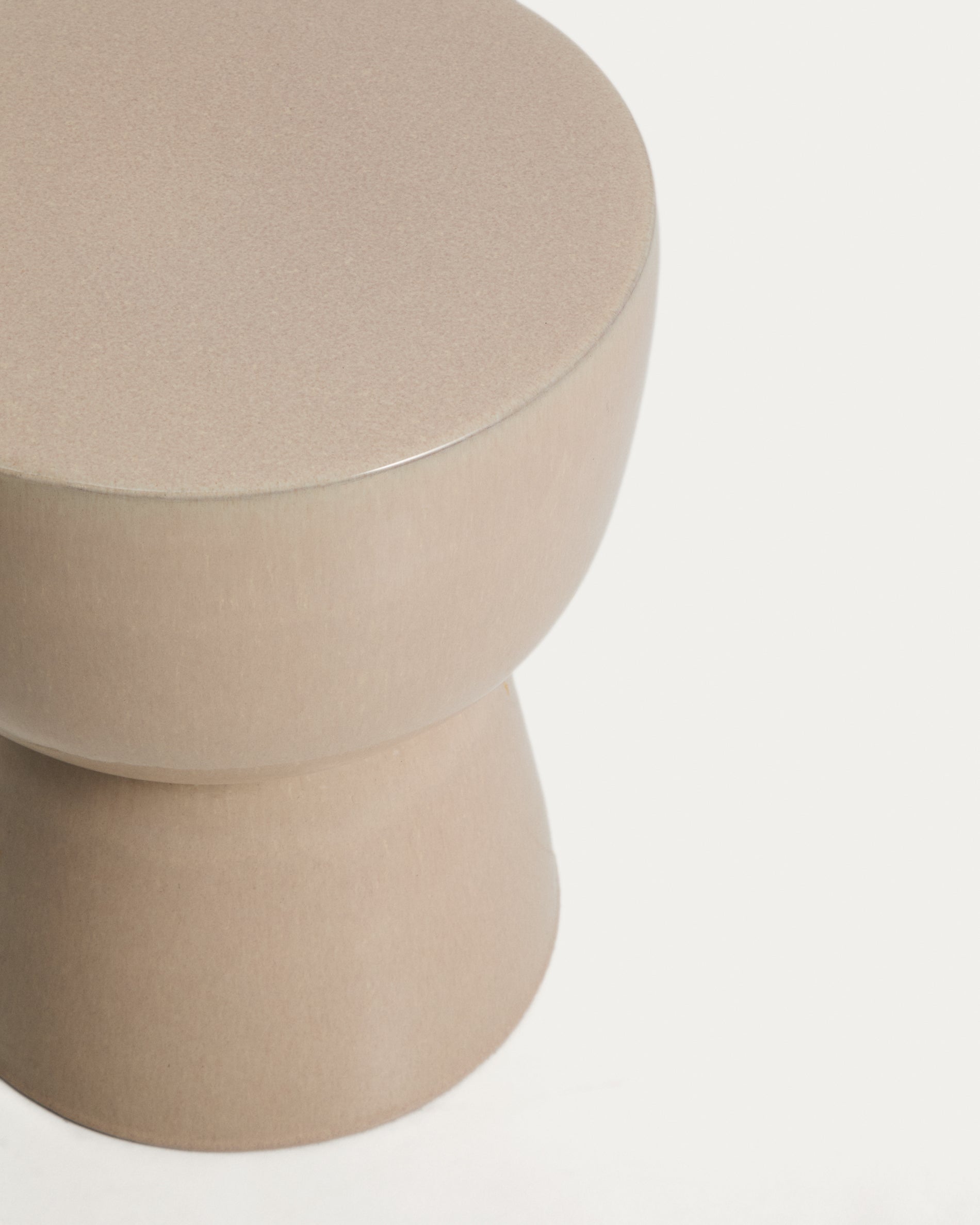 Outdoor-Beistelltisch Mesquida aus Keramik mit ecrufarbener Glasur, Ø 36 cm in Beige präsentiert im Onlineshop von KAQTU Design AG. Beistelltisch Outdoor ist von Kave Home