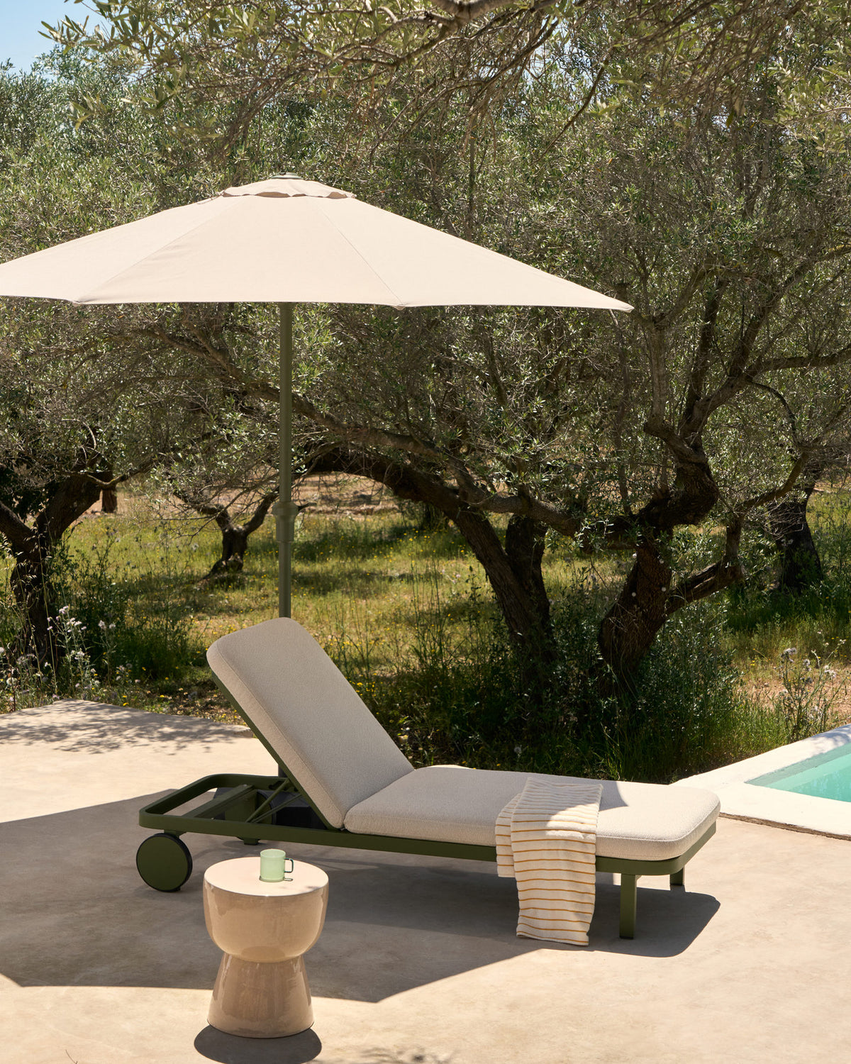 Outdoor-Beistelltisch Mesquida aus Keramik mit ecrufarbener Glasur, Ø 36 cm in Beige, Ecru, Hellgrau präsentiert im Onlineshop von KAQTU Design AG. Beistelltisch Outdoor ist von Kave Home