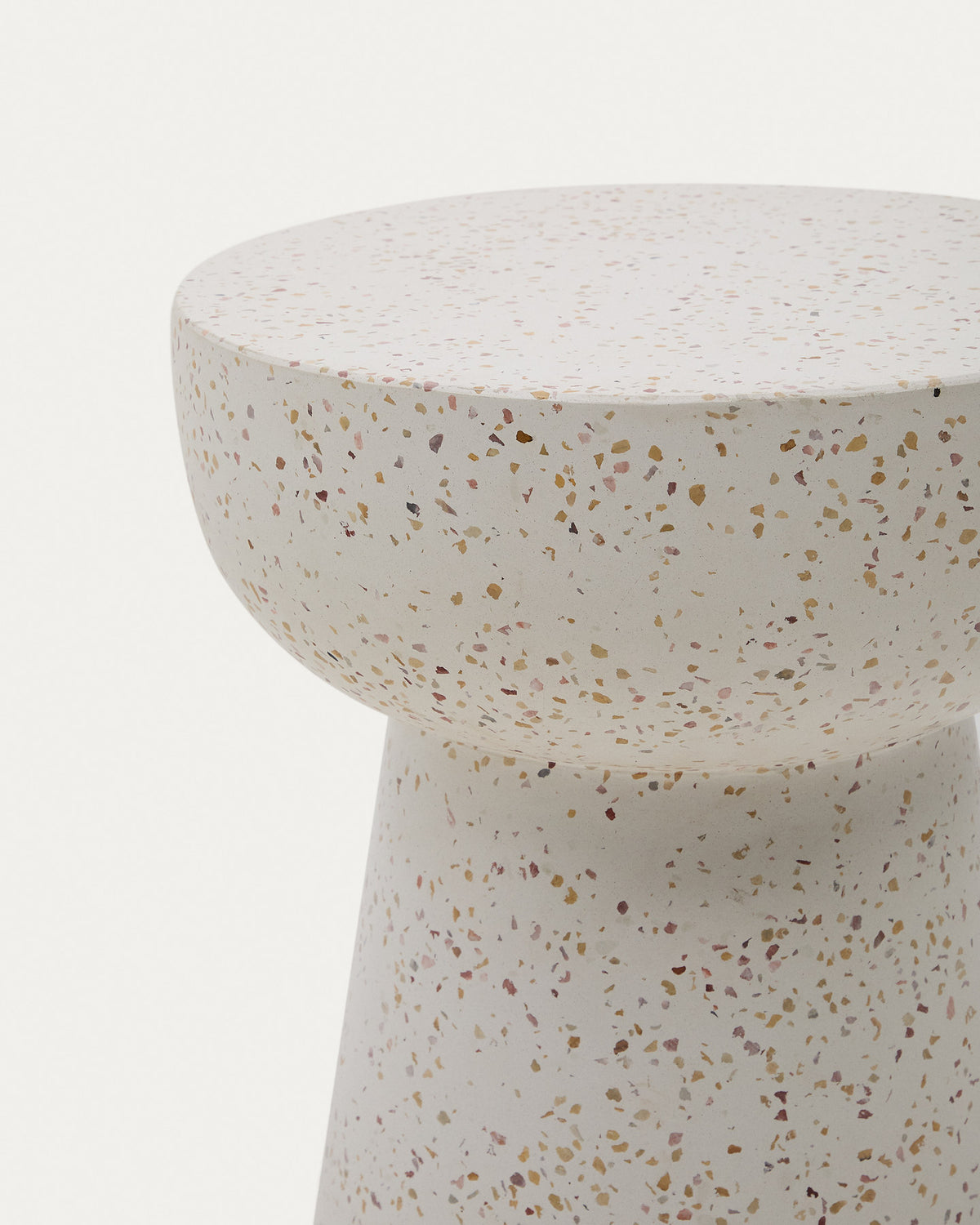Pada Beistelltisch weisser Terrazzo Ø 40 cm in Weiss, Beige präsentiert im Onlineshop von KAQTU Design AG. Beistelltisch Outdoor ist von Kave Home