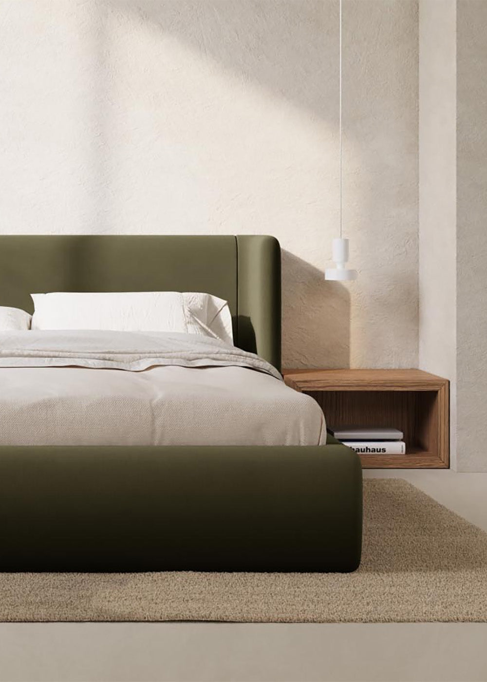 Jolene Bett in grünem Velour im Schlafzimmer mit Nachttisch in Holz