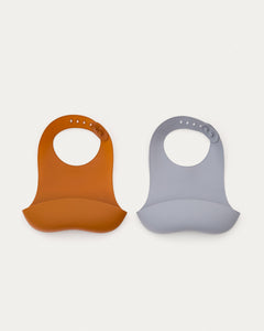 Set Lili de 2 bavoirs en silicone orange et bleu