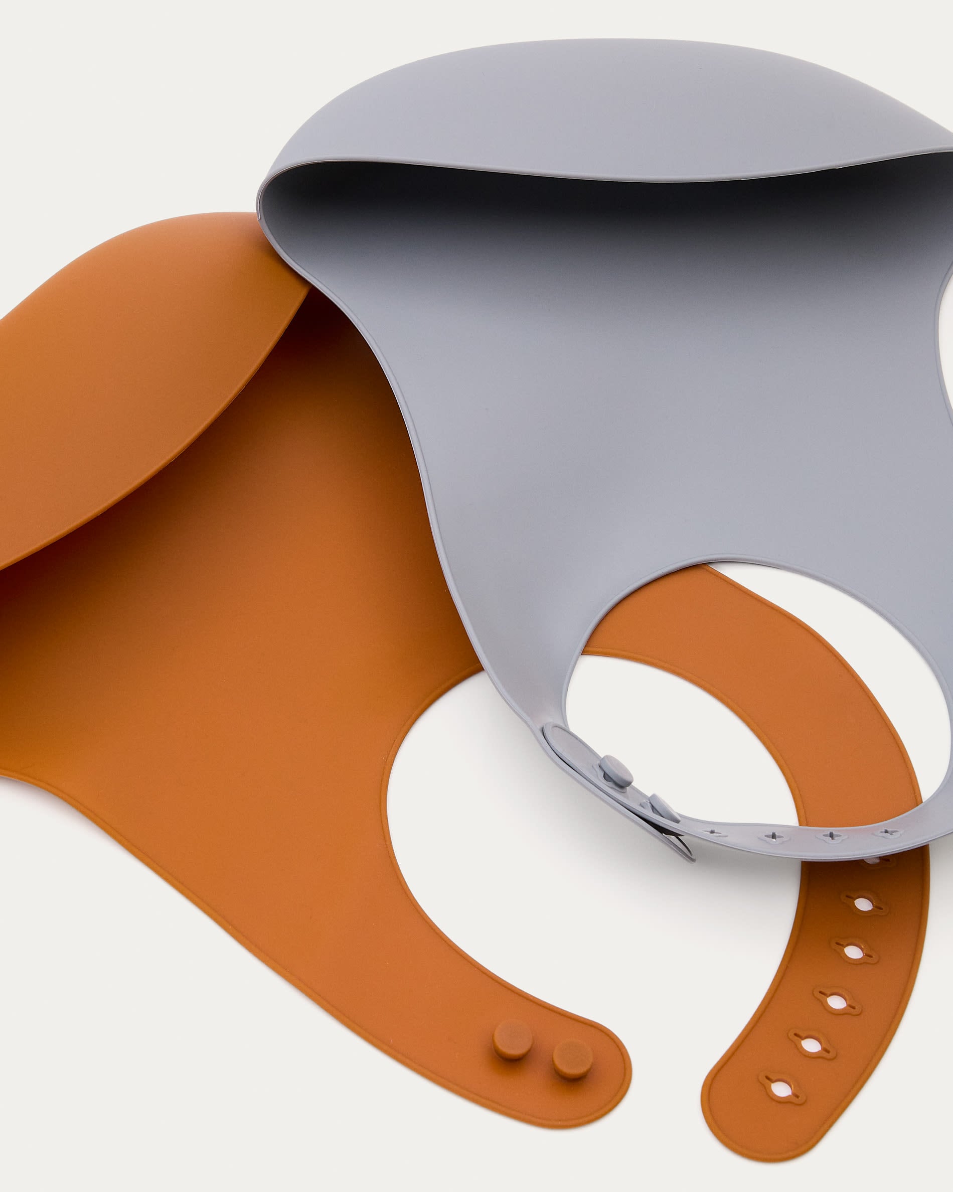 Set Lili aus 2 Lätzchen aus Silikon orange und blau in Orange, Blau präsentiert im Onlineshop von KAQTU Design AG. Geschirr Kids ist von Kave Home