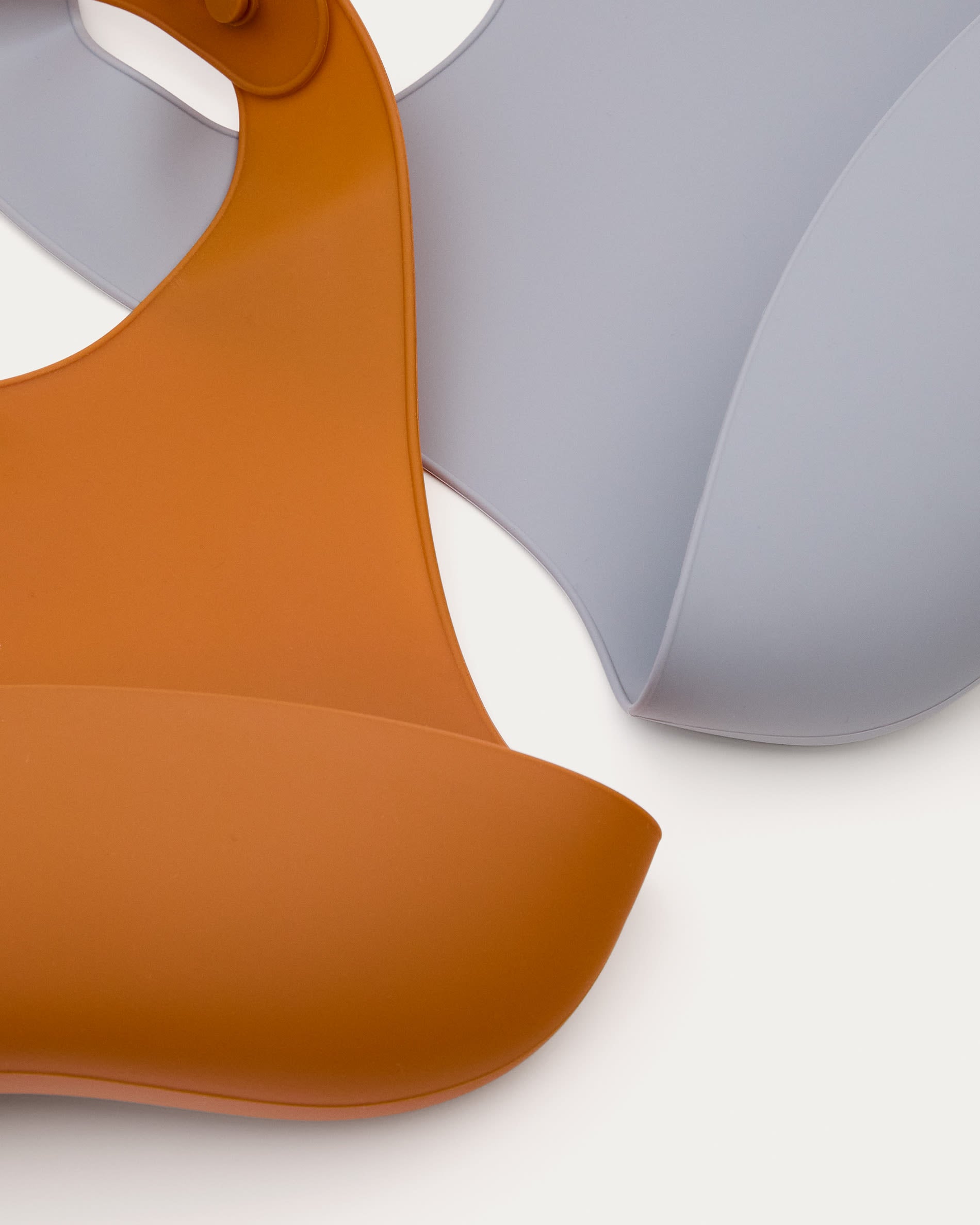 Set Lili aus 2 Lätzchen aus Silikon orange und blau in Orange, Blau präsentiert im Onlineshop von KAQTU Design AG. Geschirr Kids ist von Kave Home
