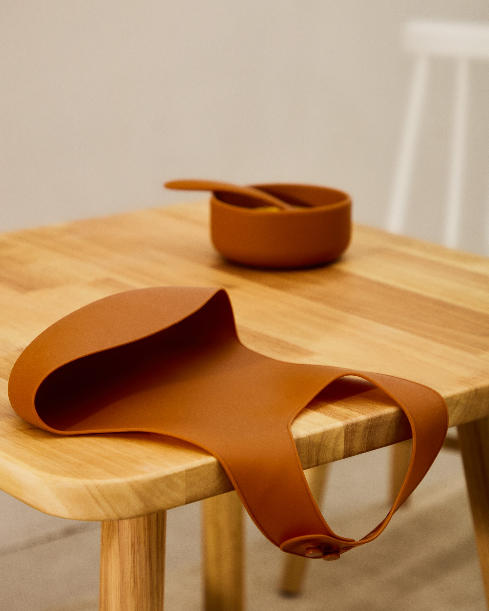Set Lili aus 2 Lätzchen aus Silikon orange und blau in Orange, Blau präsentiert im Onlineshop von KAQTU Design AG. Geschirr Kids ist von Kave Home