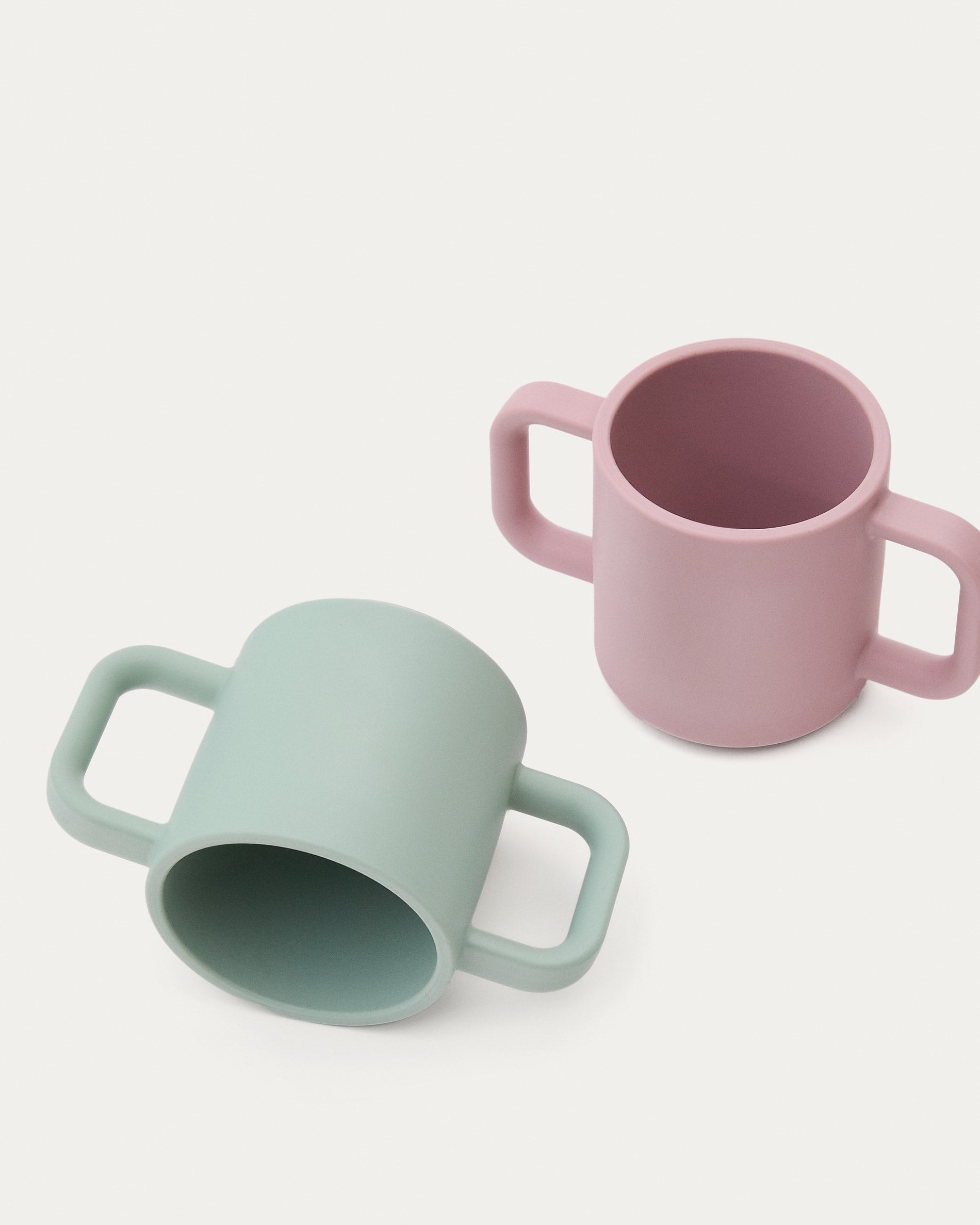Set Lili aus 2 Tassen aus Silikon rosa und türkis in Türkis, Rosa präsentiert im Onlineshop von KAQTU Design AG. Geschirr Kids ist von Kave Home