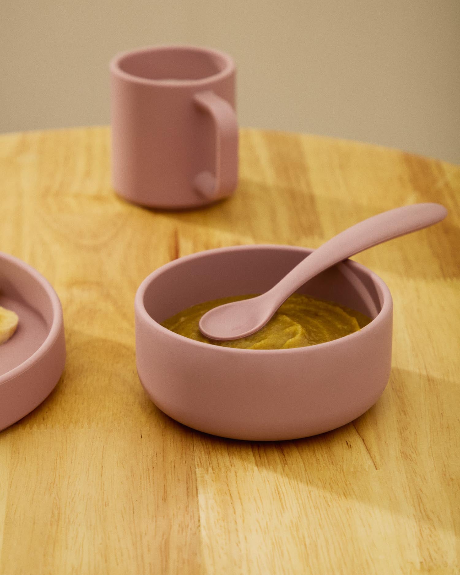 Set Lili aus Teller und Schüssel aus Silikon rosa in Rosa präsentiert im Onlineshop von KAQTU Design AG. Geschirr Kids ist von Kave Home