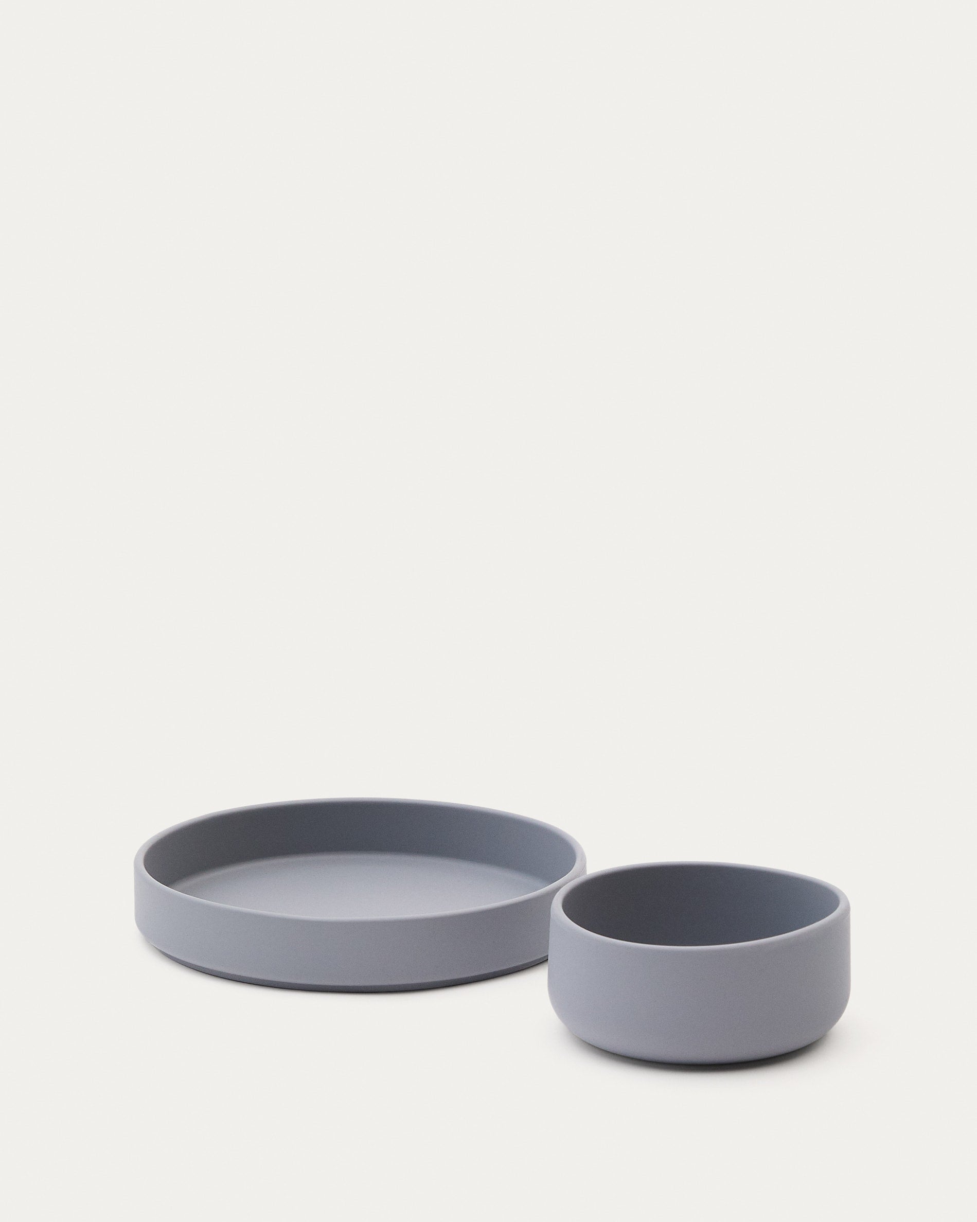 Set Lili aus Teller und Schüssel aus Silikon blau in Blau präsentiert im Onlineshop von KAQTU Design AG. Geschirr Kids ist von Kave Home