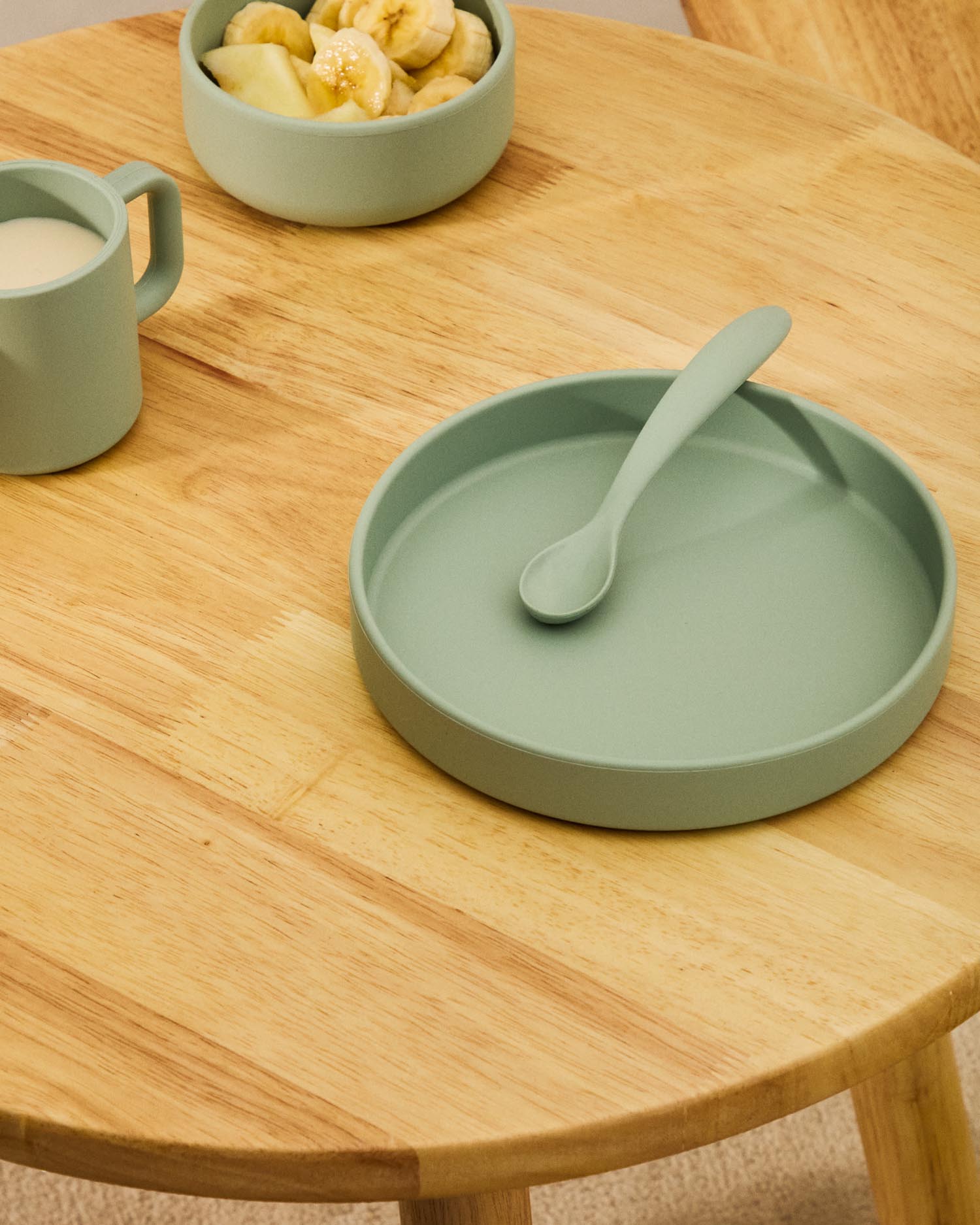 Set Lili aus Teller und Schüssel aus Silikon türkis in Türkis präsentiert im Onlineshop von KAQTU Design AG. Geschirr Kids ist von Kave Home