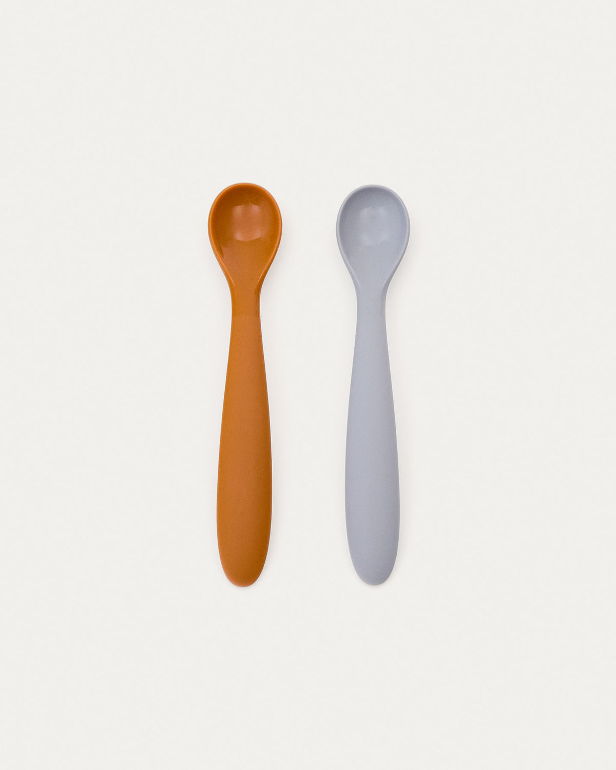 Set Lili aus 2 Löffeln aus Silikon orange und blau in Orange, Blau präsentiert im Onlineshop von KAQTU Design AG. Geschirr Kids ist von Kave Home
