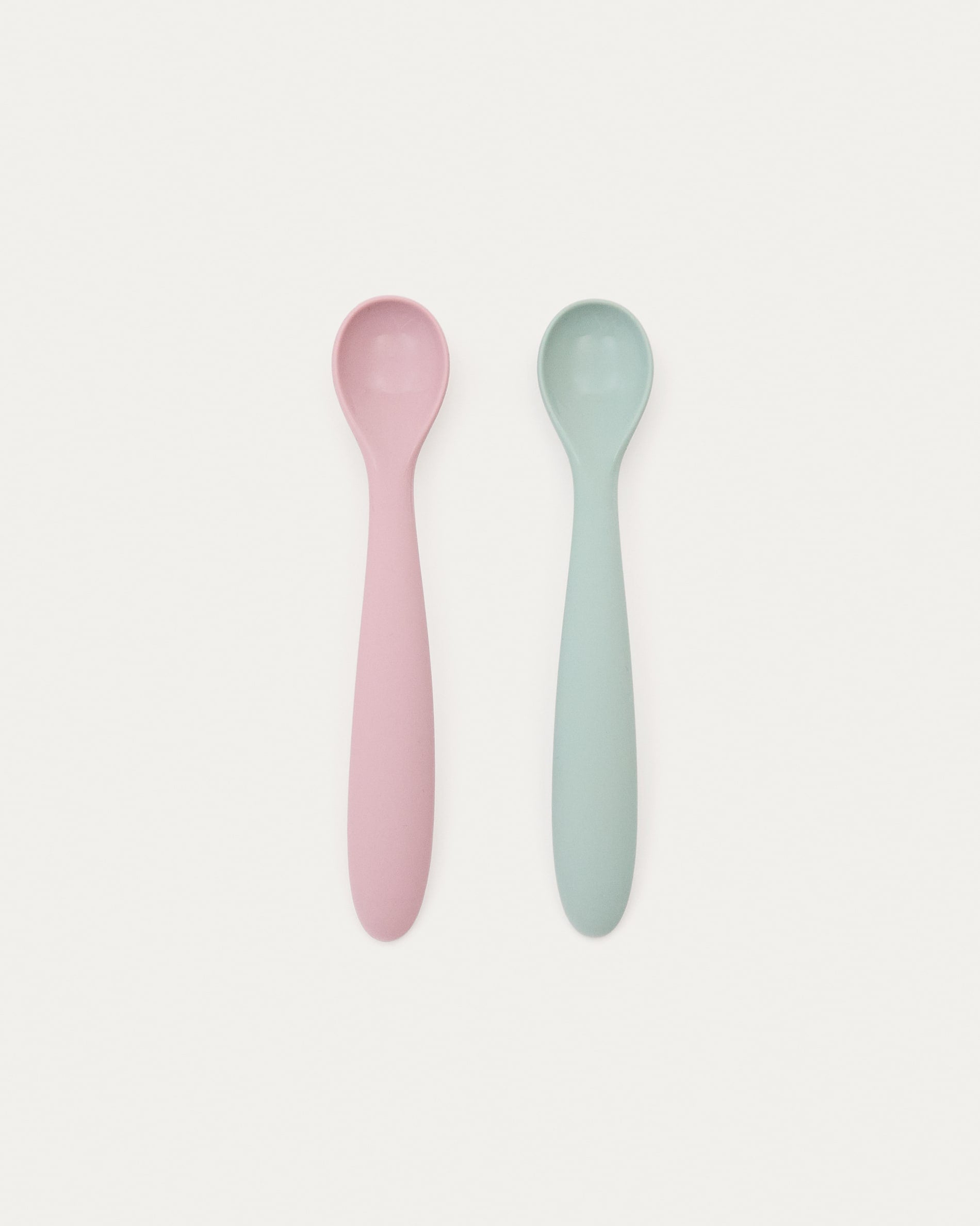 Set Lili aus 2 Löffeln aus Silikon rosa und türkis in Türkis, Rosa präsentiert im Onlineshop von KAQTU Design AG. Geschirr Kids ist von Kave Home