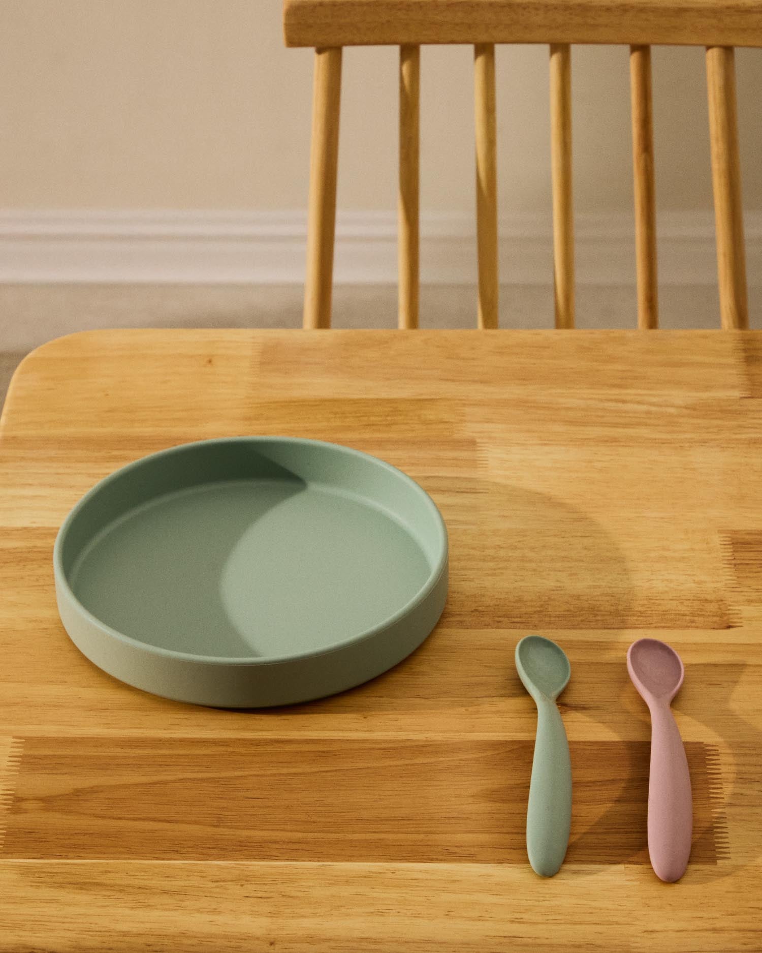 Set Lili aus 2 Löffeln aus Silikon rosa und türkis in Türkis, Rosa präsentiert im Onlineshop von KAQTU Design AG. Geschirr Kids ist von Kave Home