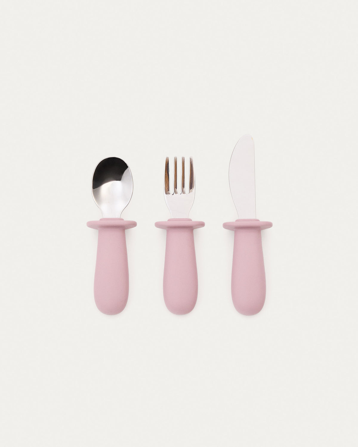 Set Lili aus Löffel, Gabel und Messer aus Silikon rosa in Rosa präsentiert im Onlineshop von KAQTU Design AG. Geschirr Kids ist von Kave Home