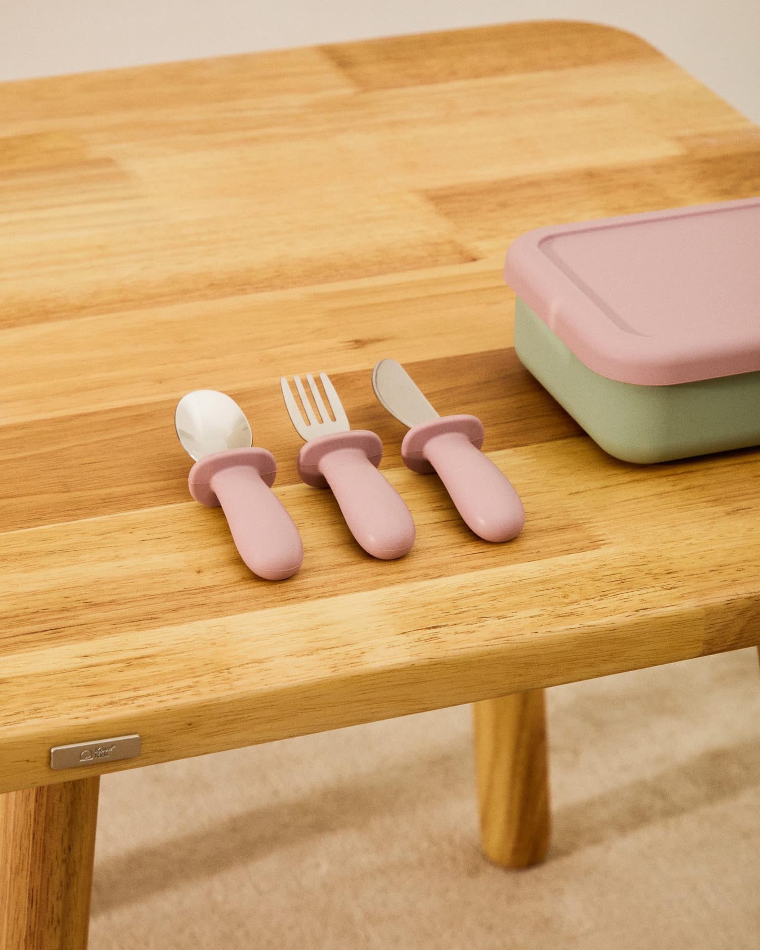 Set Lili aus Löffel, Gabel und Messer aus Silikon blau in Blau präsentiert im Onlineshop von KAQTU Design AG. Geschirr Kids ist von Kave Home