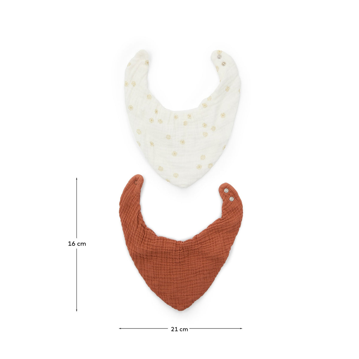Zwei Baby-Halstücher aus 100% Baumwolle in Terrakotta mit Sonnenmuster, gefaltet nebeneinander liegend, Set Olna von Kave Home.