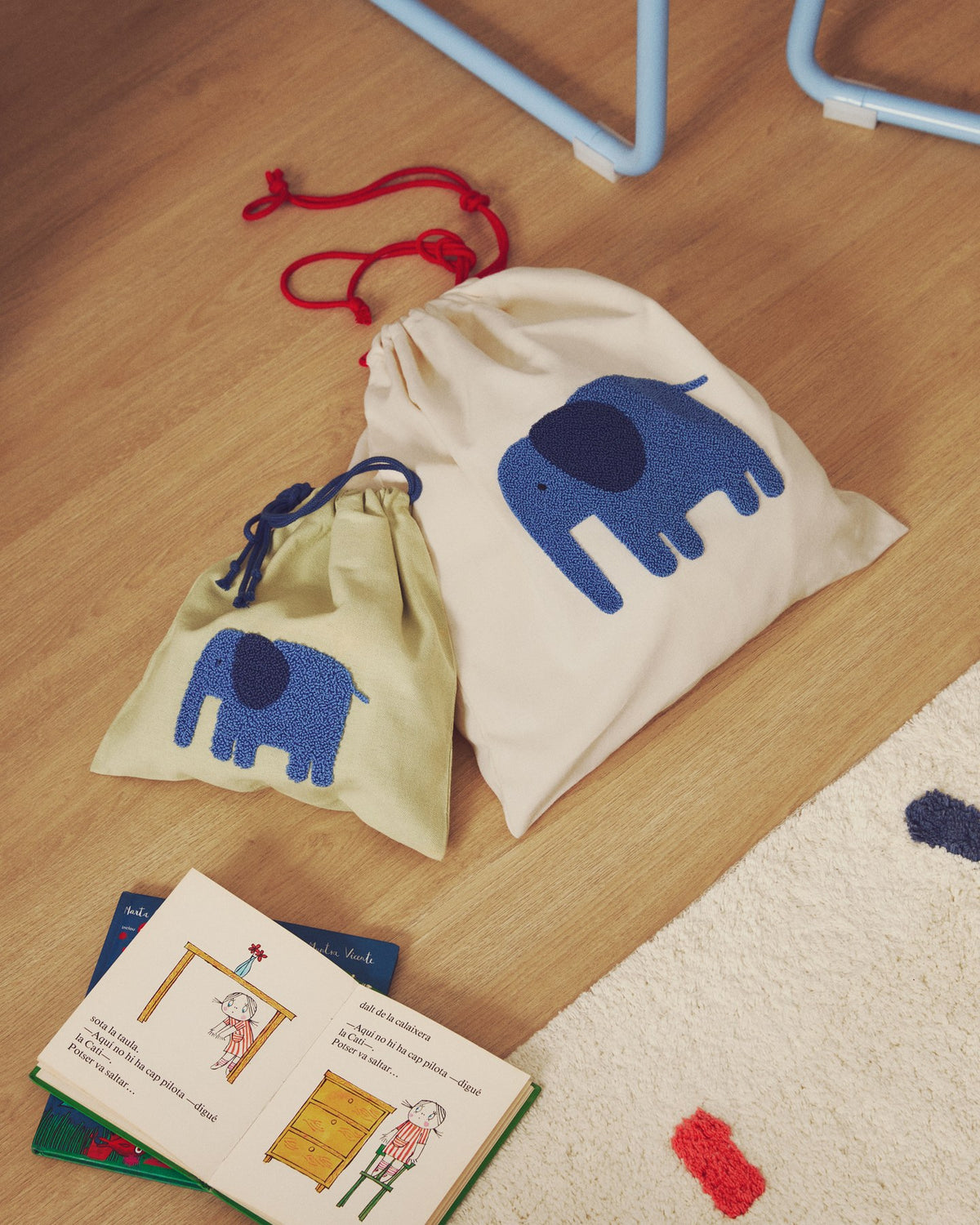 Zwei Taschen aus Baumwolle in Beige und Grün, jede mit einem aufgestickten blauen Elefanten, handgefertigt für Kinder.