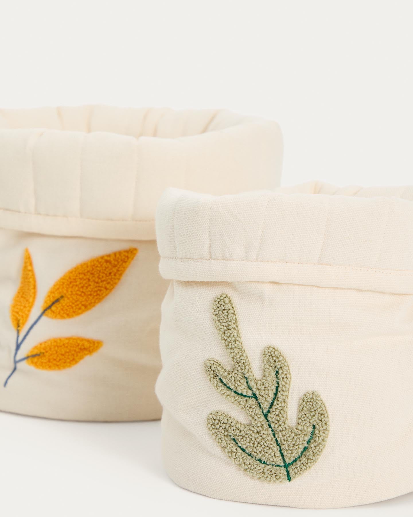 Kinderkörbe Tandani im 2er-Set aus Baumwolle in Beige mit aufgestickten Blättern in Weiß präsentiert im Onlineshop von KAQTU Design AG. Aufbewahrungskorb ist von Kave Home