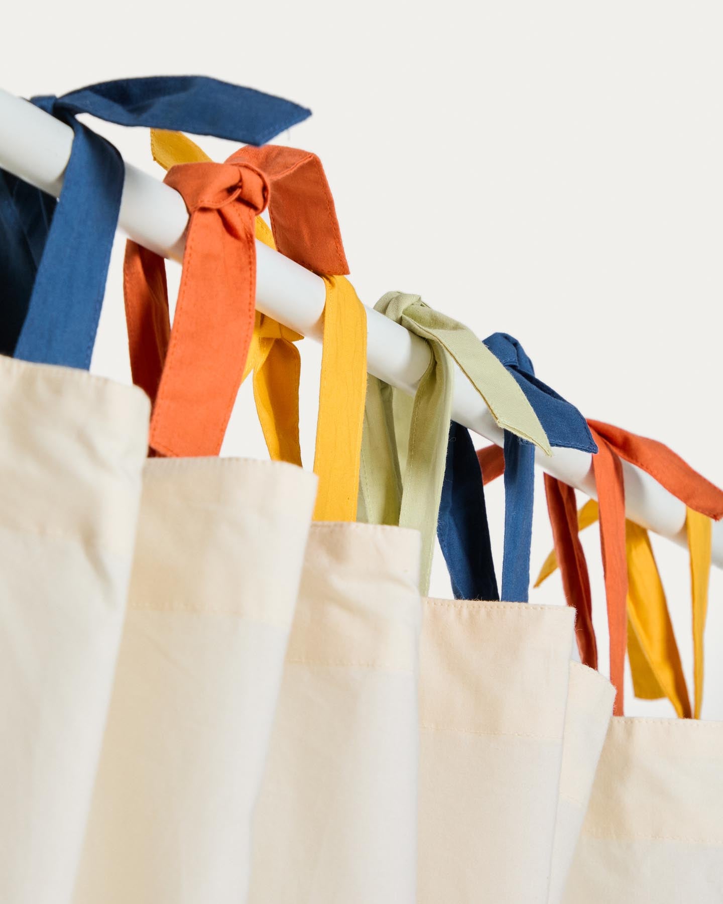 Vorhang Zelda aus 100 % Baumwolle in Weiß mit bunten Bändern, 135 x 270 cm in Weiß präsentiert im Onlineshop von KAQTU Design AG. Vorhang ist von Kave Home