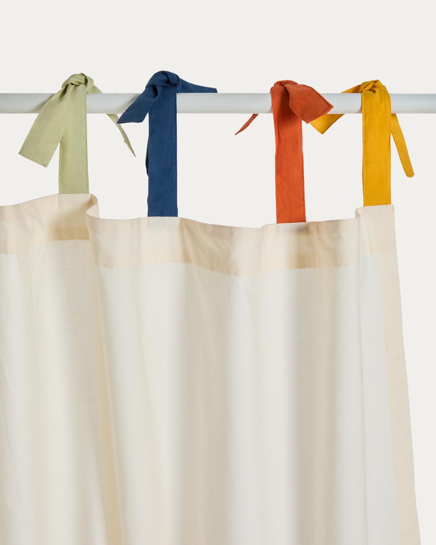 Vorhang Zelda aus 100 % Baumwolle in Weiß mit bunten Bändern, 135 x 270 cm in Weiß präsentiert im Onlineshop von KAQTU Design AG. Vorhang ist von Kave Home