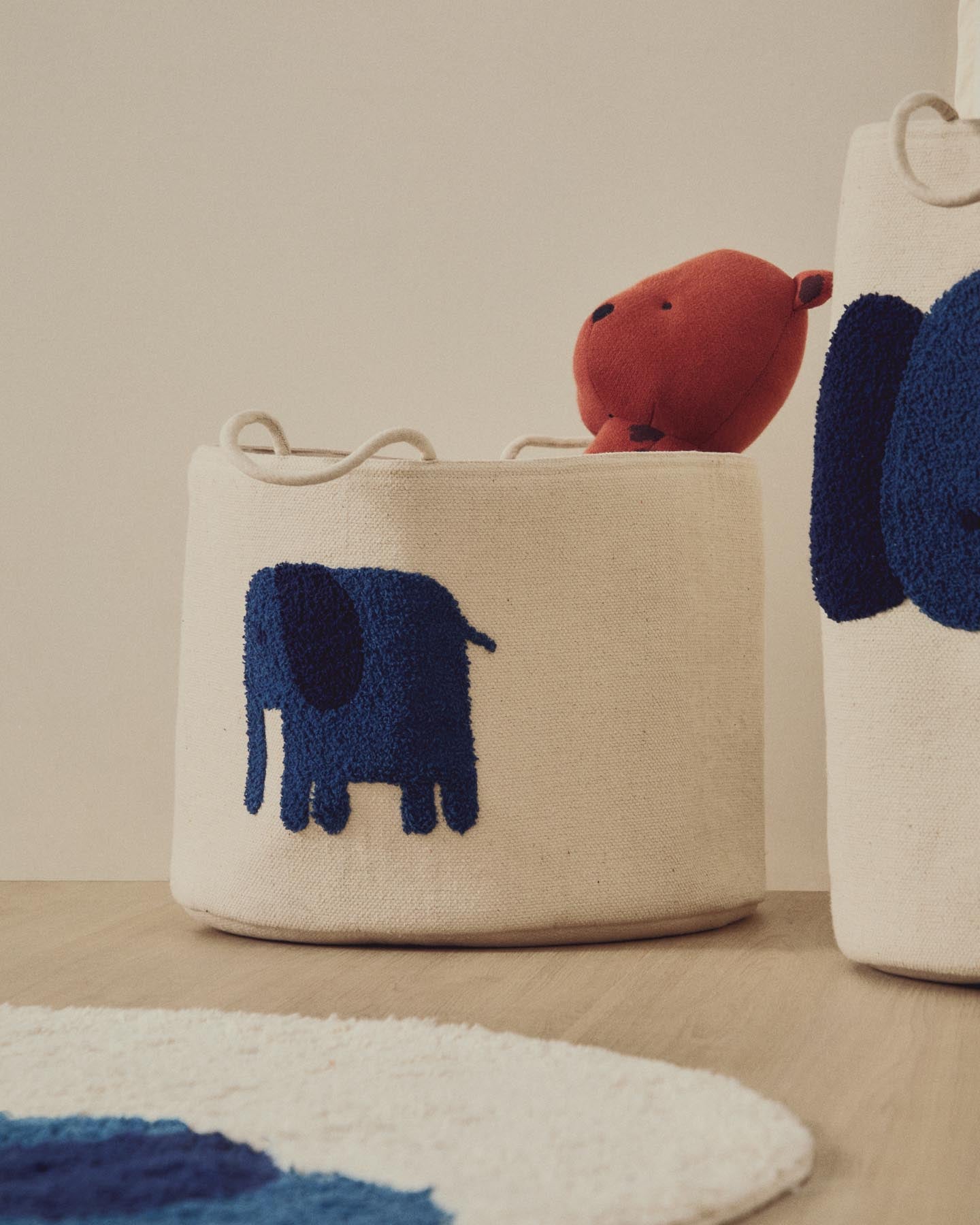 Beigefarbener Korb Tandani mit blauem Elefanten, 30 cm in Ecru präsentiert im Onlineshop von KAQTU Design AG. Teppich ist von Kave Home