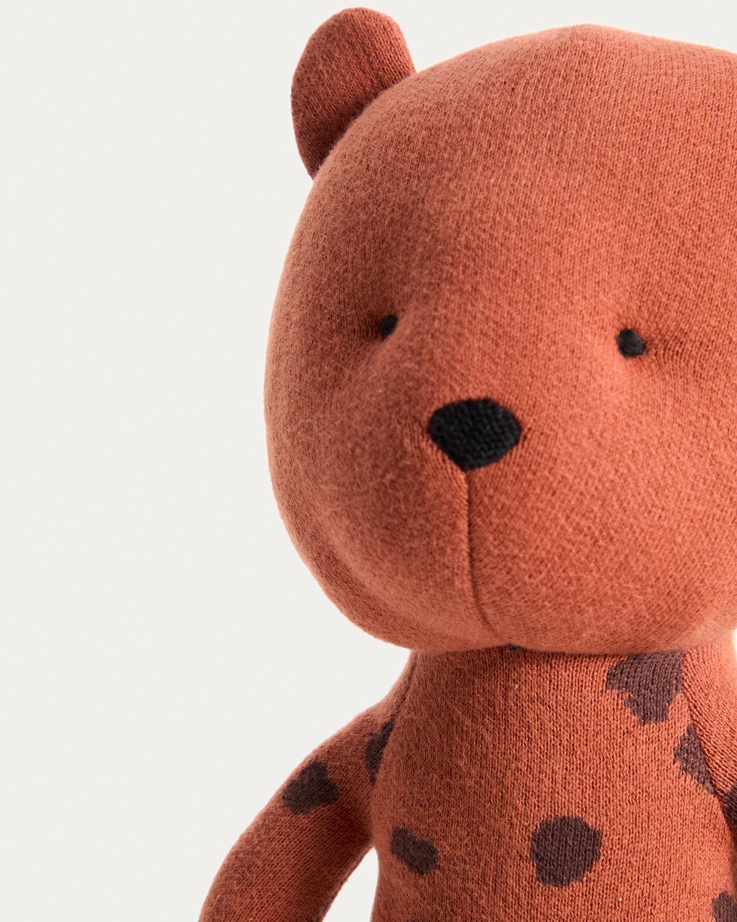 Kuschelgepard Tandani aus orangem Strick in Orange präsentiert im Onlineshop von KAQTU Design AG. Spielzeug ist von Kave Home